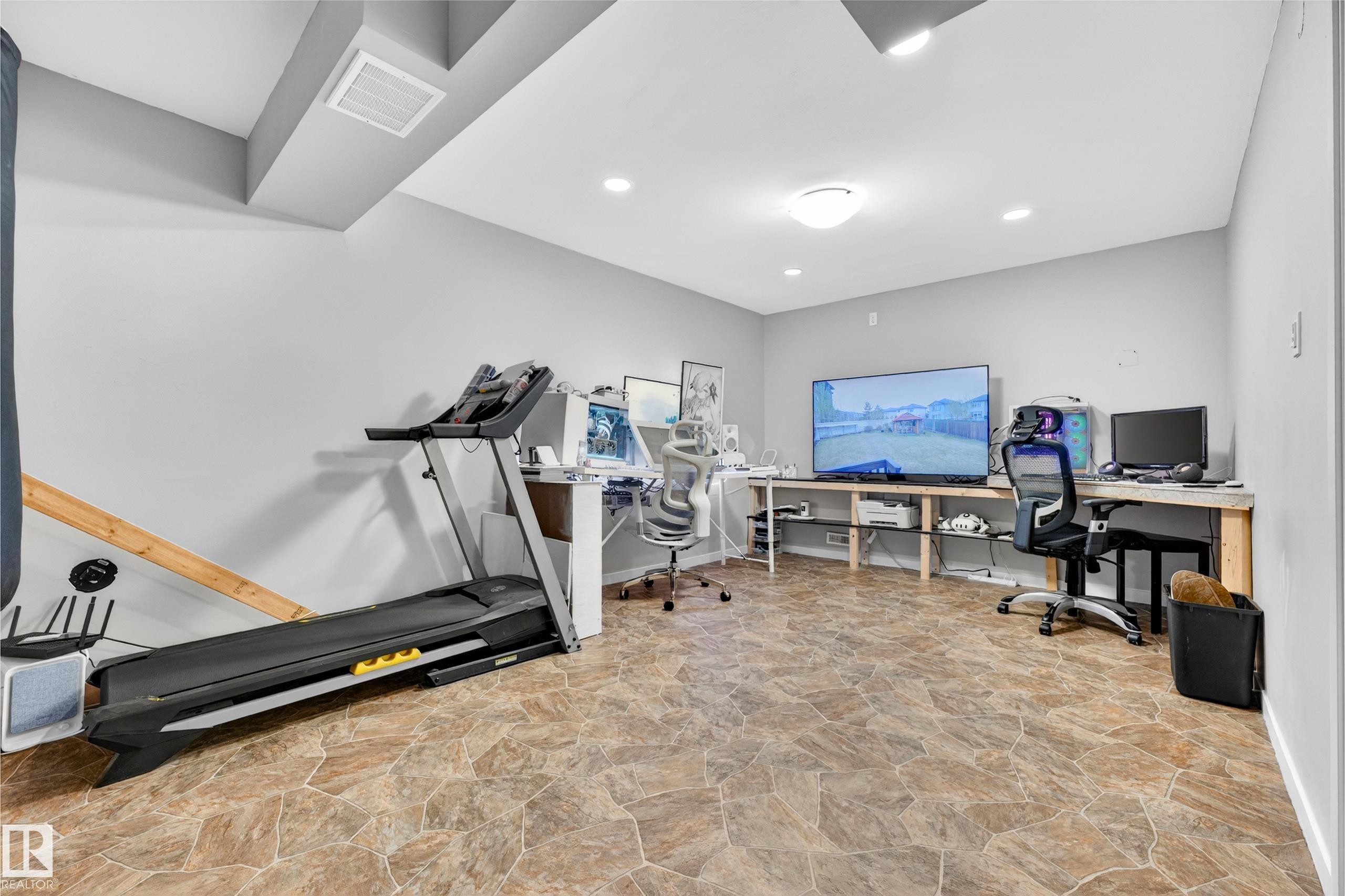 4371 Annett Common, Edmonton, AB - Indoor Photo Showing Gym Room