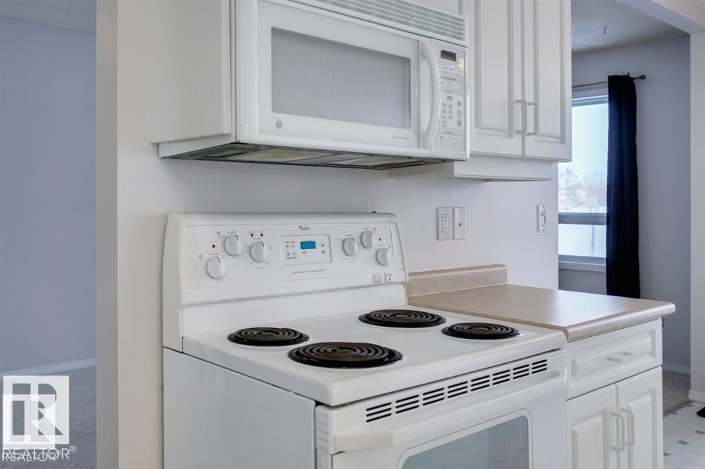 10688 Beaumaris Road, Edmonton, AB - Indoor Photo Showing Kitchen