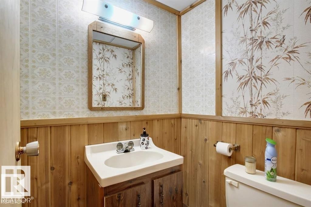 10688 Beaumaris Road, Edmonton, AB - Indoor Photo Showing Bathroom