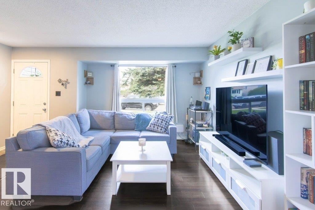 311 Northgate Terrace, Edmonton, AB - Indoor Photo Showing Living Room