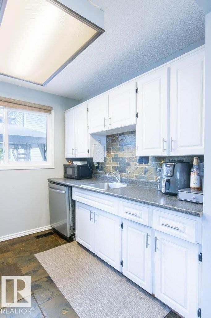 311 Northgate Terrace, Edmonton, AB - Indoor Photo Showing Kitchen