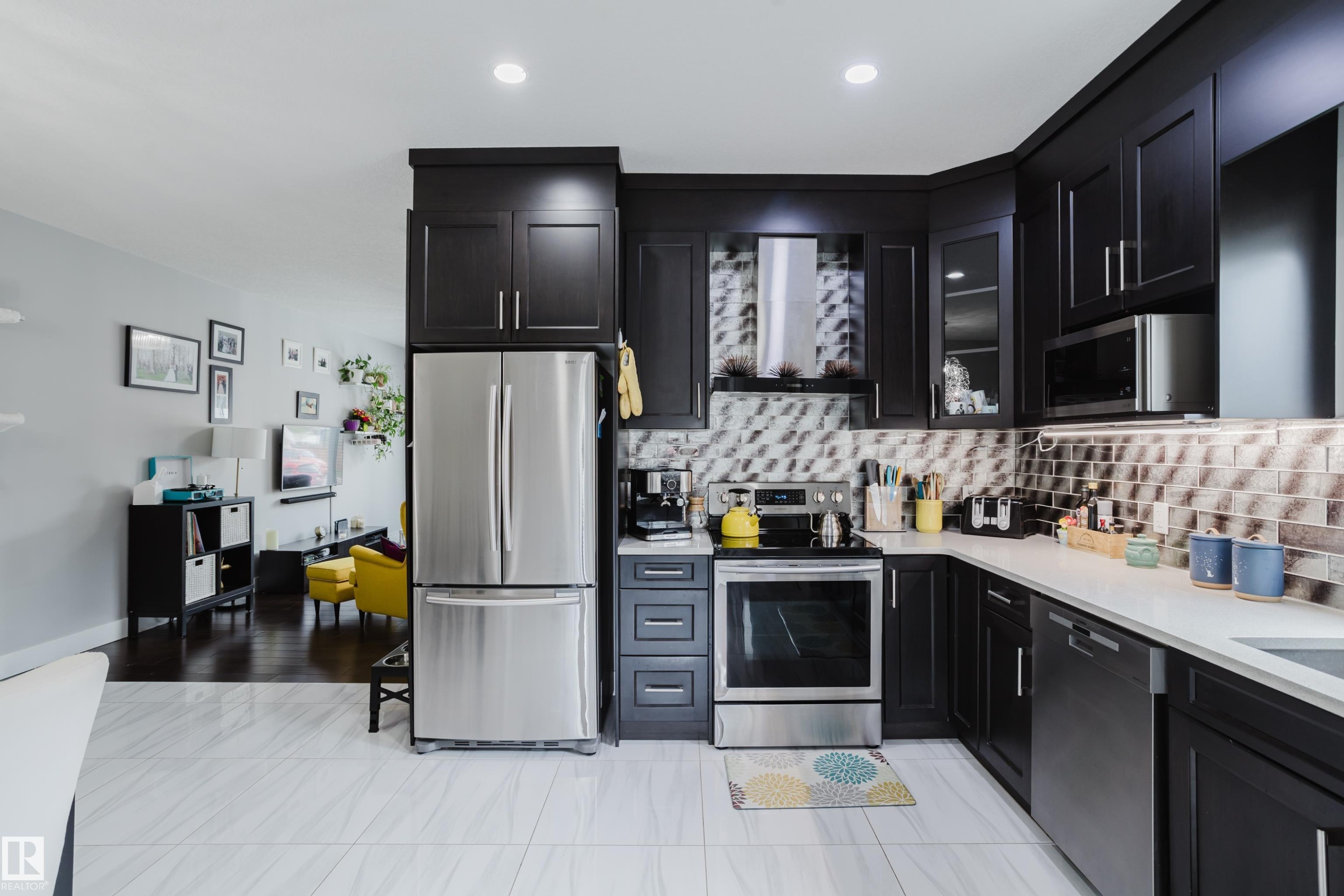 10508 153 Street, Edmonton, AB - Indoor Photo Showing Kitchen With Upgraded Kitchen