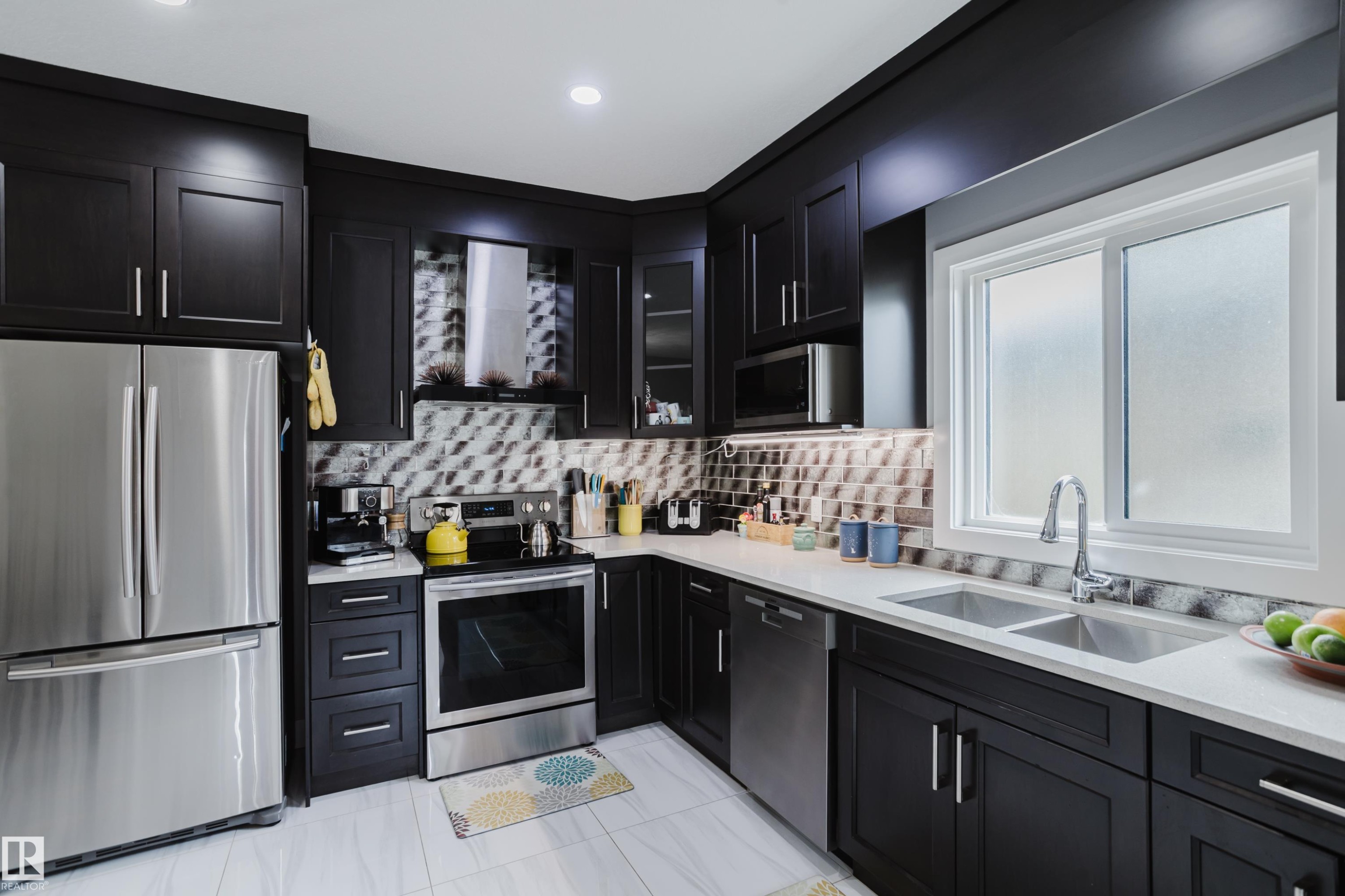 10508 153 Street, Edmonton, AB - Indoor Photo Showing Kitchen With Double Sink With Upgraded Kitchen