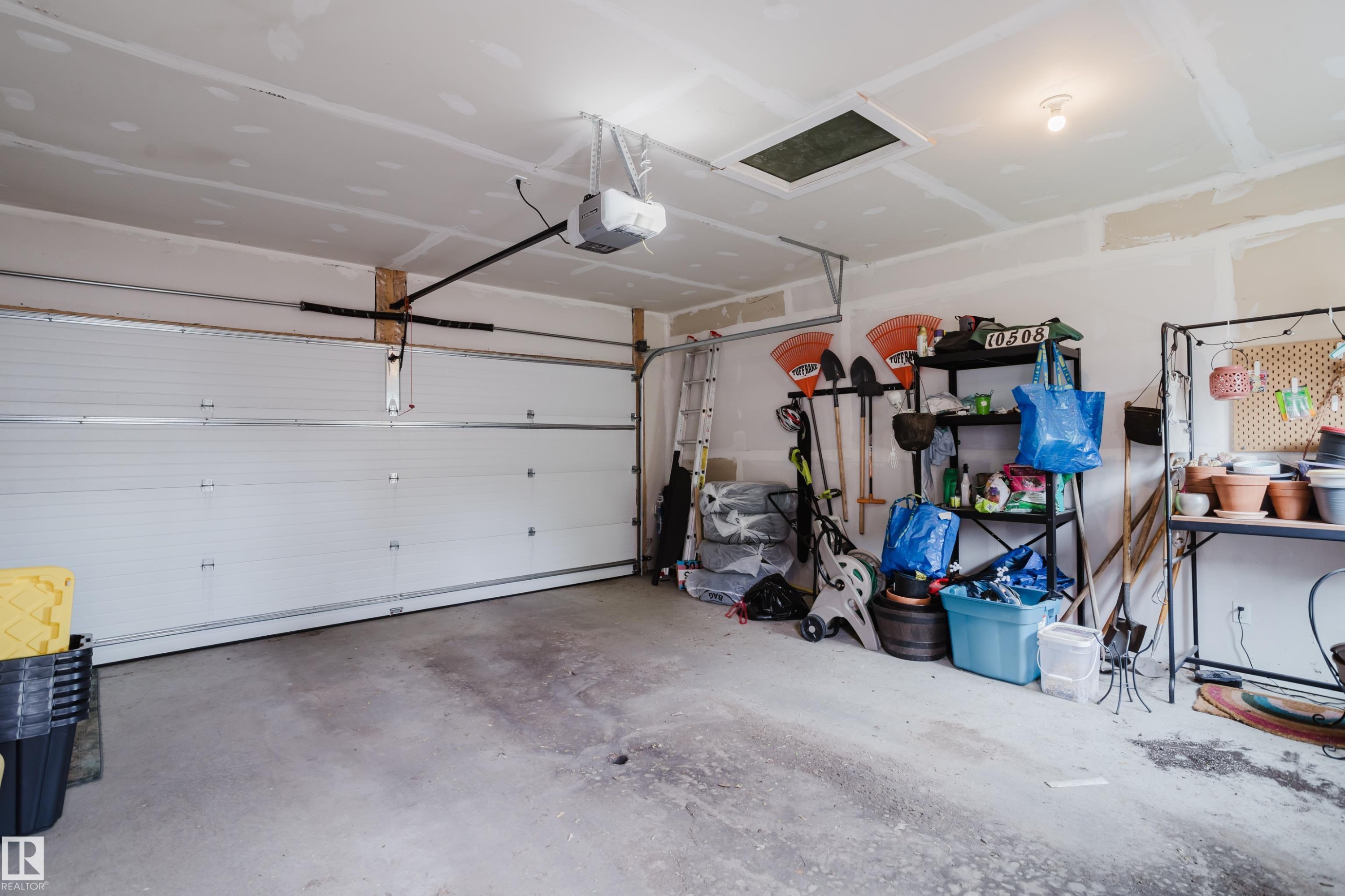 10508 153 Street, Edmonton, AB - Indoor Photo Showing Garage