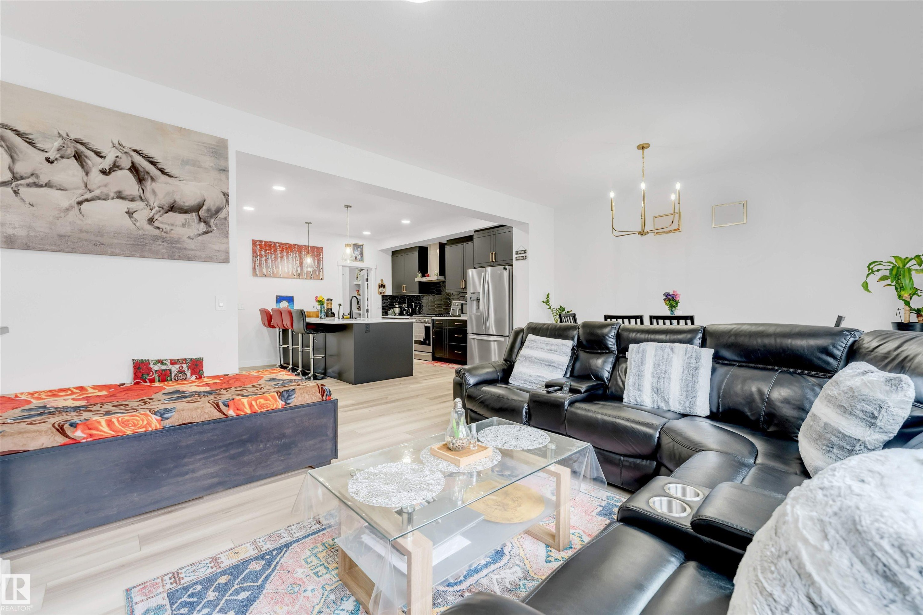 1340 11 Avenue, Edmonton, AB - Indoor Photo Showing Living Room
