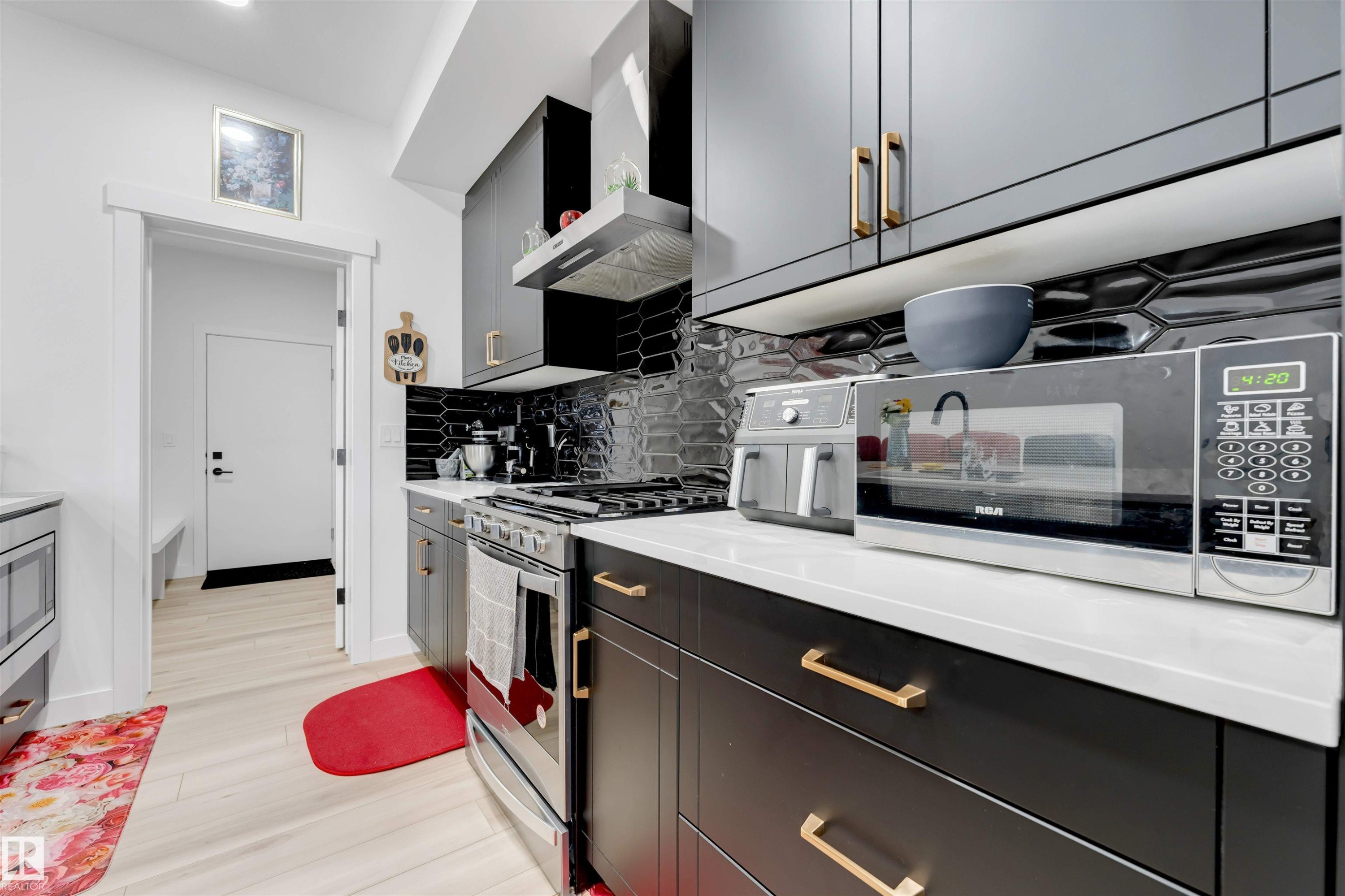 1340 11 Avenue, Edmonton, AB - Indoor Photo Showing Kitchen
