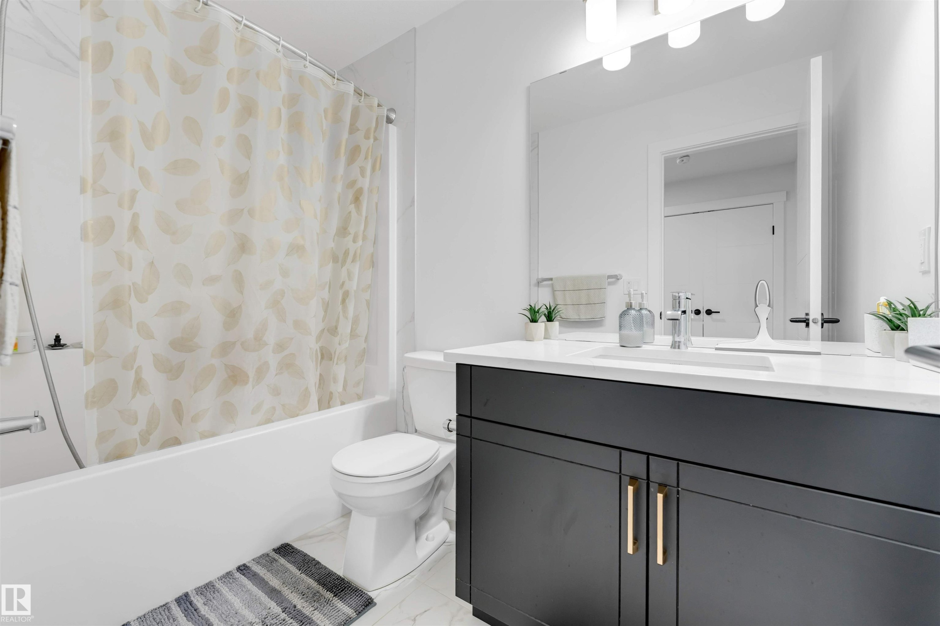 1340 11 Avenue, Edmonton, AB - Indoor Photo Showing Bathroom