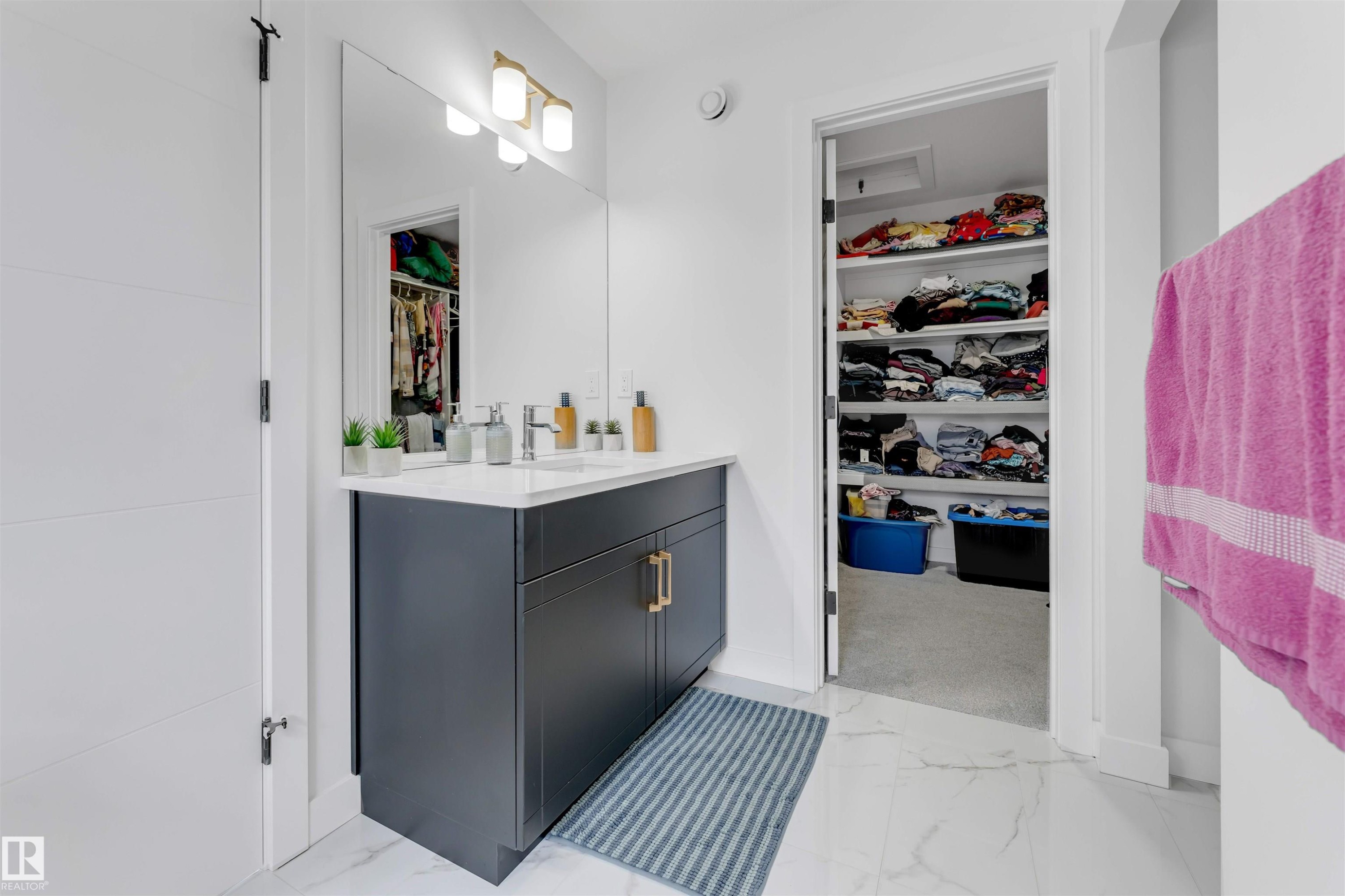 1340 11 Avenue, Edmonton, AB - Indoor Photo Showing Bathroom