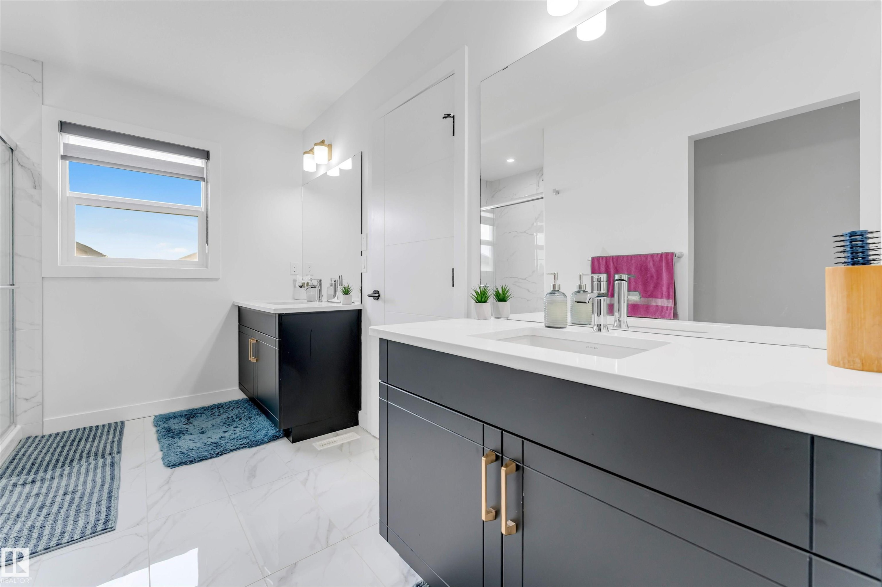 1340 11 Avenue, Edmonton, AB - Indoor Photo Showing Bathroom