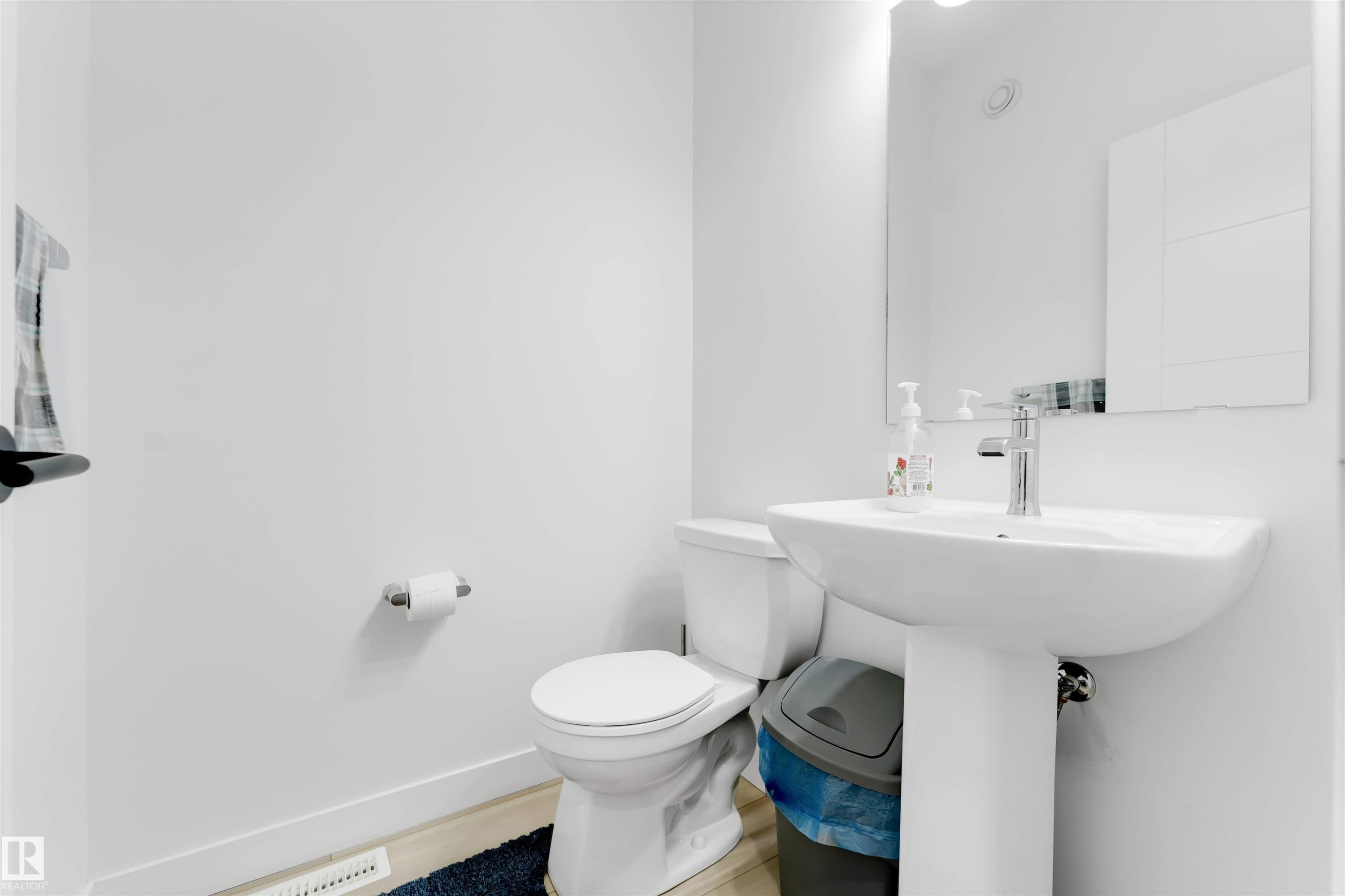 1340 11 Avenue, Edmonton, AB - Indoor Photo Showing Bathroom