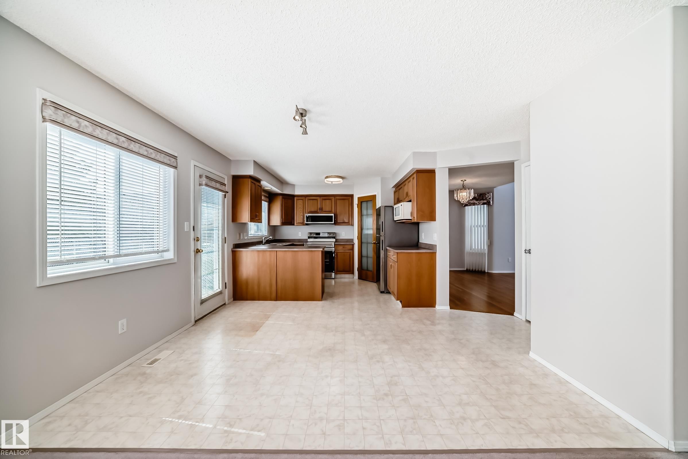 4319 39 Avenue, Edmonton, AB - Indoor Photo Showing Kitchen