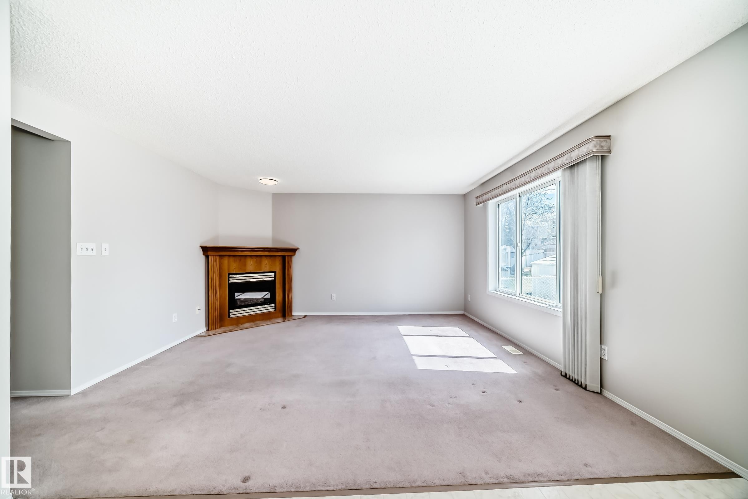 4319 39 Avenue, Edmonton, AB - Indoor With Fireplace