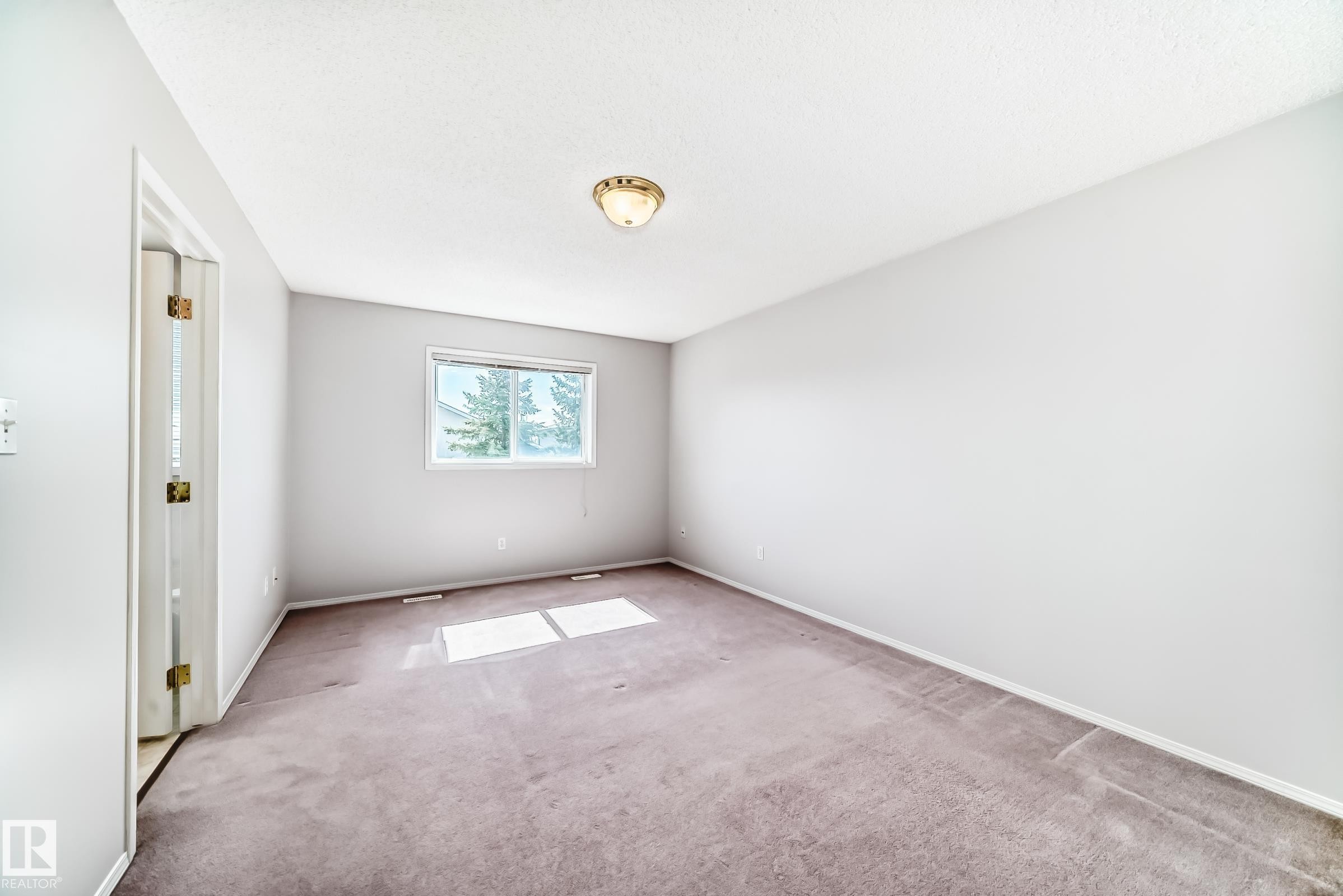 4319 39 Avenue, Edmonton, AB - Indoor Photo Showing Other Room