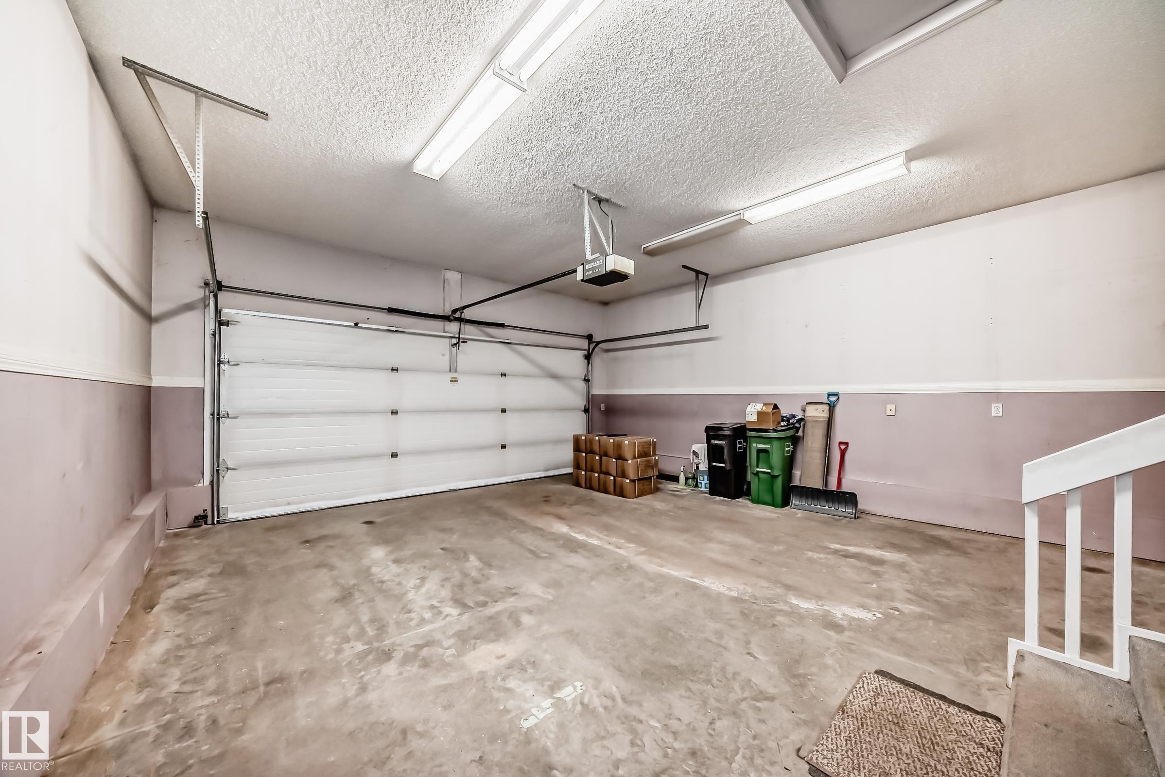 4319 39 Avenue, Edmonton, AB - Indoor Photo Showing Garage