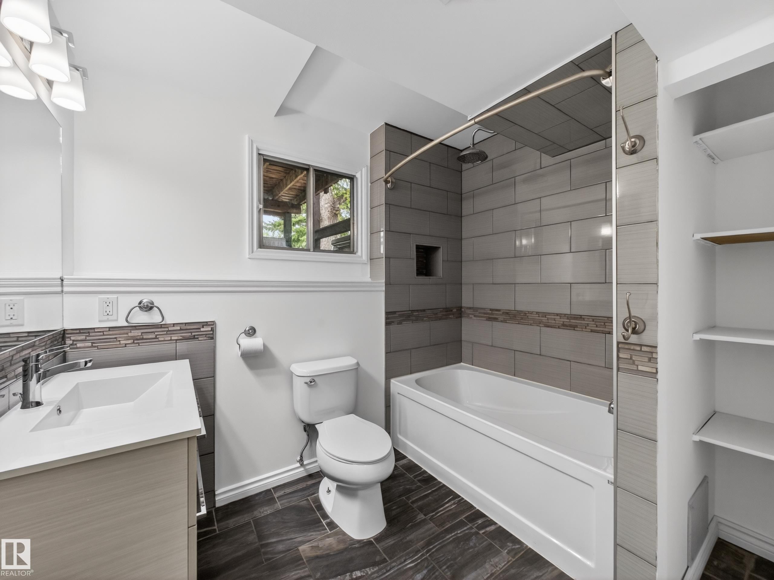 3520 49A Street, Edmonton, AB - Indoor Photo Showing Bathroom