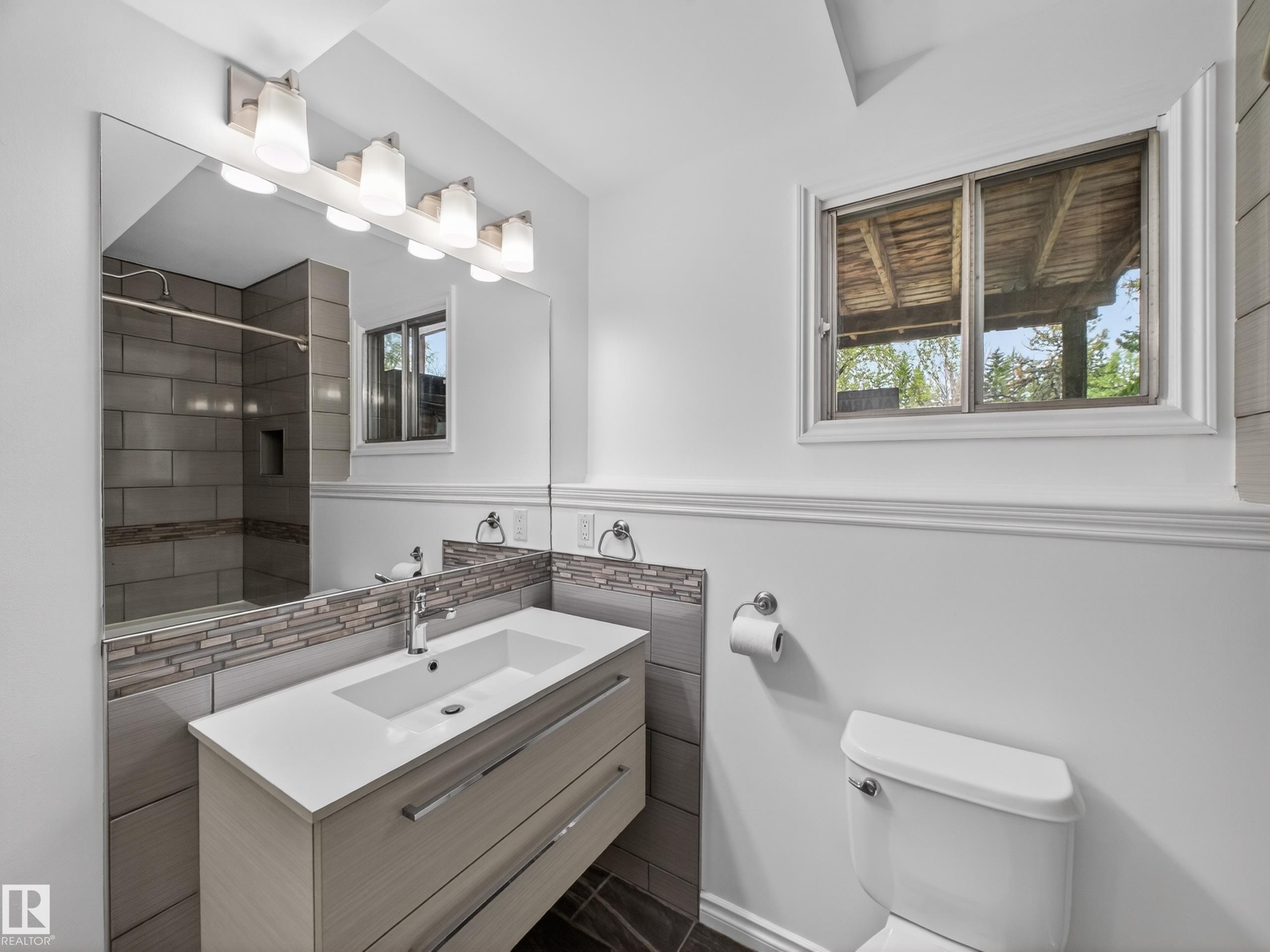 3520 49A Street, Edmonton, AB - Indoor Photo Showing Bathroom