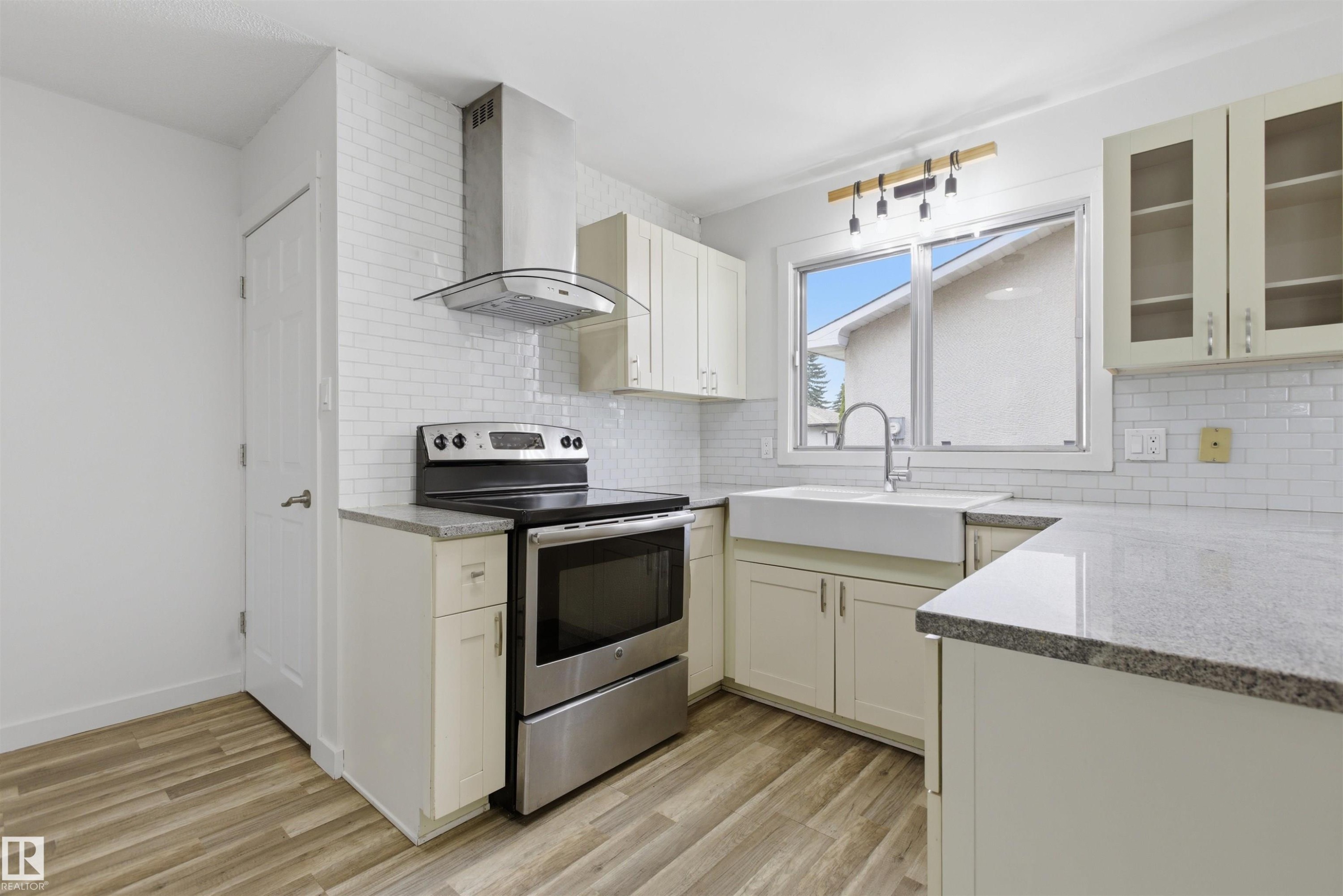 7604 142 Avenue, Edmonton, AB - Indoor Photo Showing Kitchen