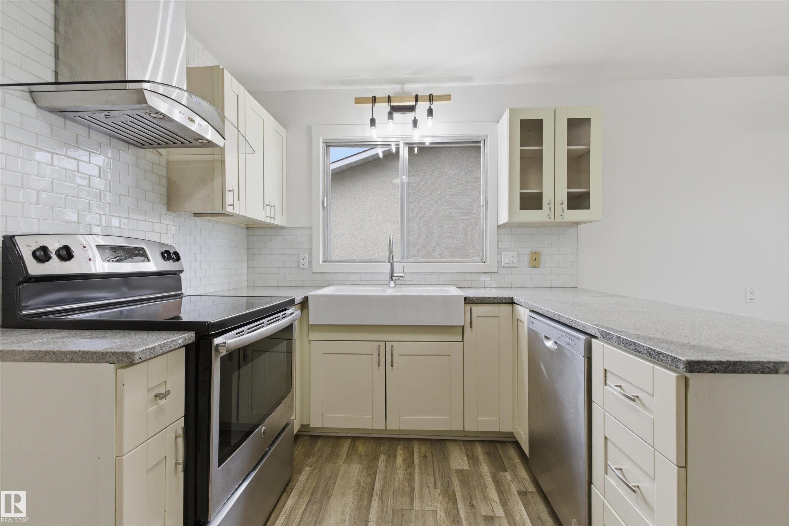 7604 142 Avenue, Edmonton, AB - Indoor Photo Showing Kitchen