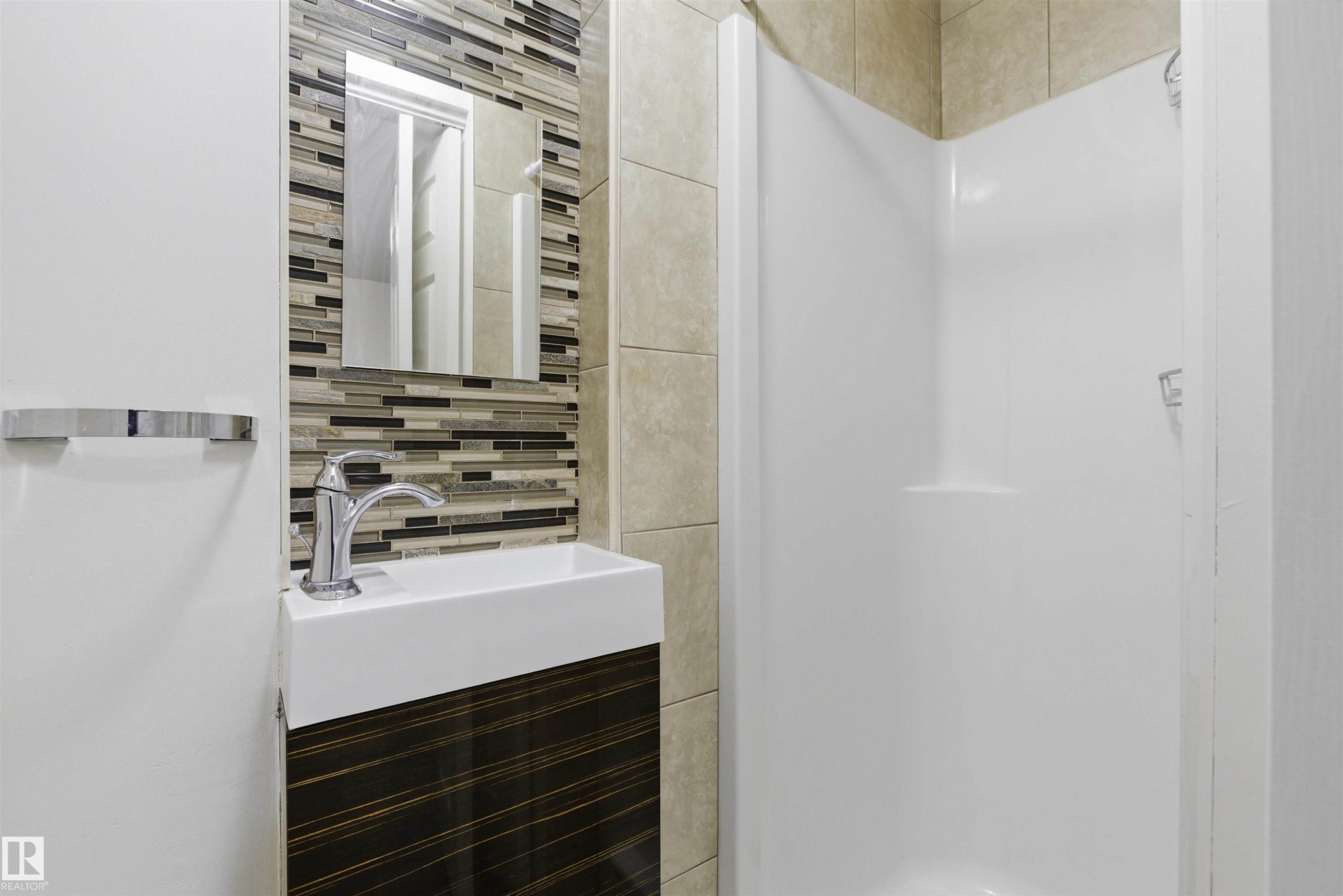 7604 142 Avenue, Edmonton, AB - Indoor Photo Showing Bathroom