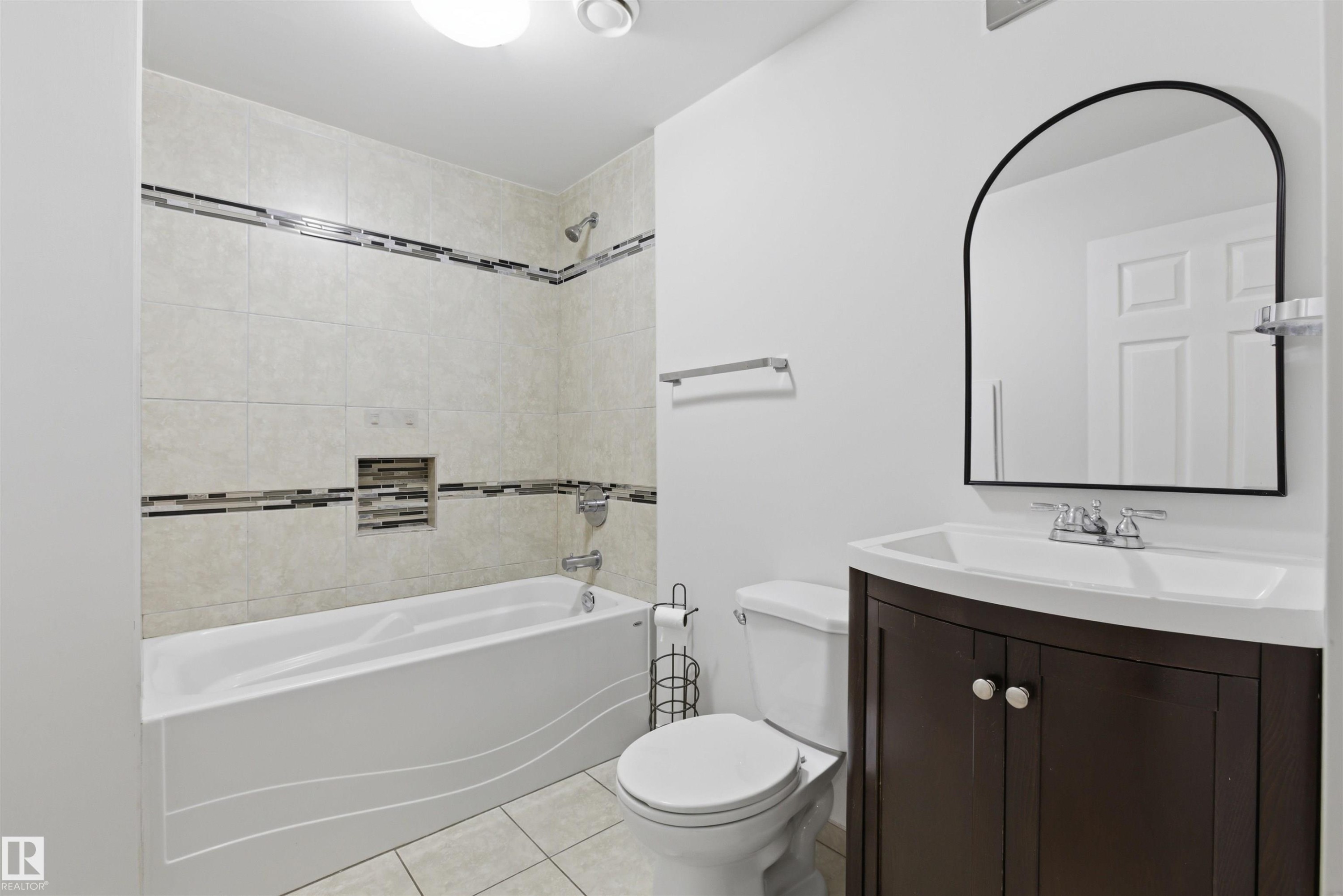 7604 142 Avenue, Edmonton, AB - Indoor Photo Showing Bathroom