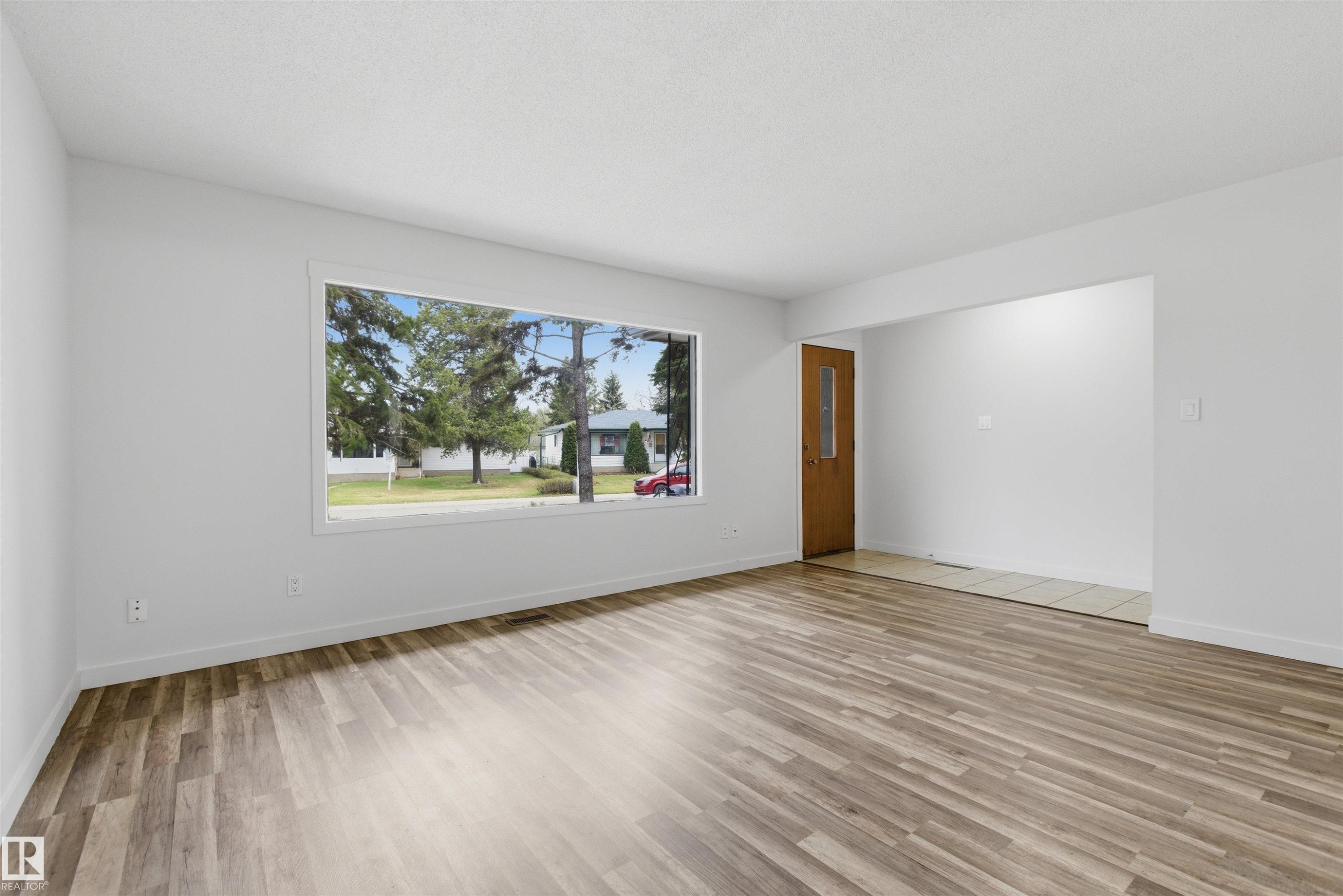 7604 142 Avenue, Edmonton, AB - Indoor Photo Showing Living Room