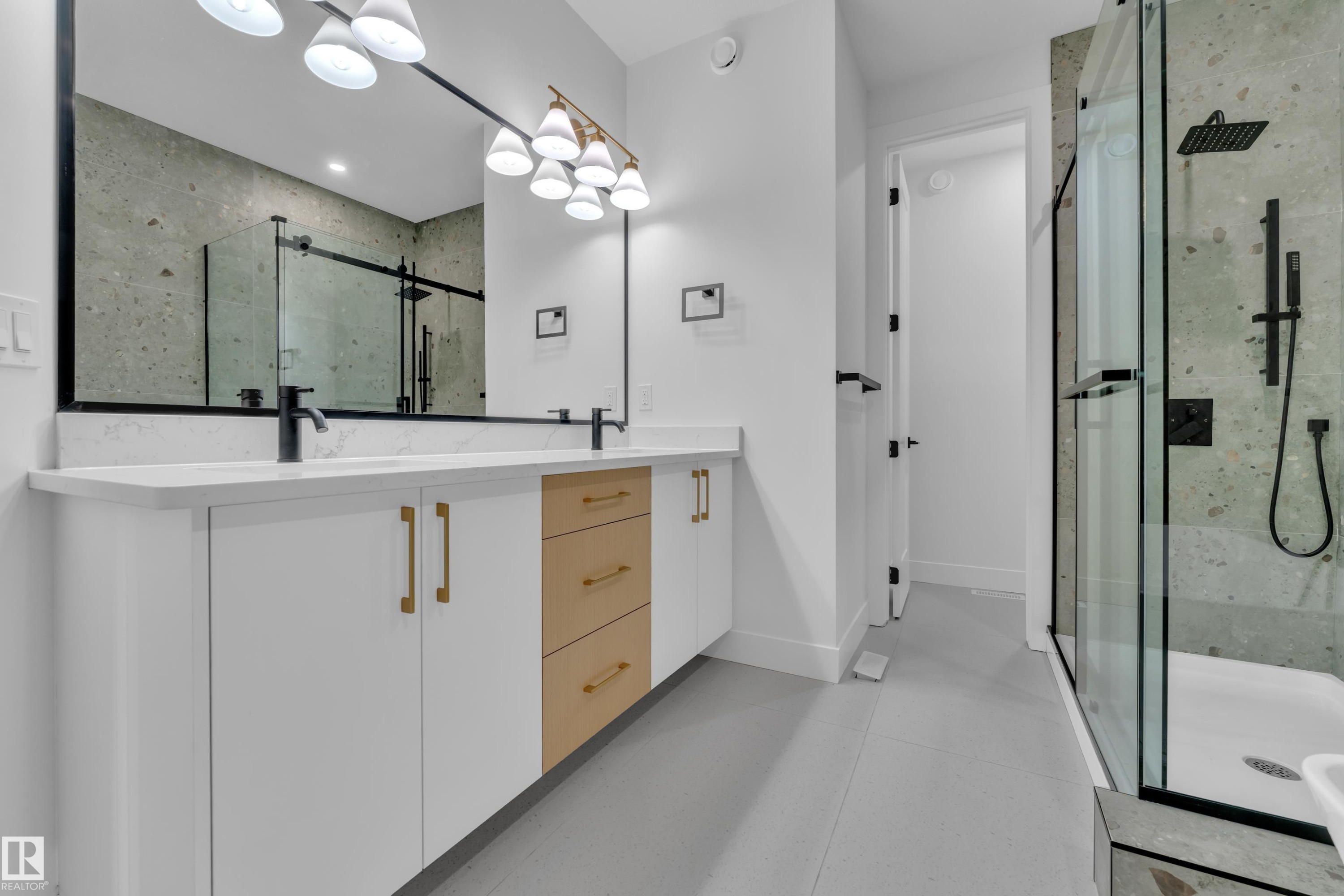 8441 Mayday Link Sw, Edmonton, AB - Indoor Photo Showing Bathroom