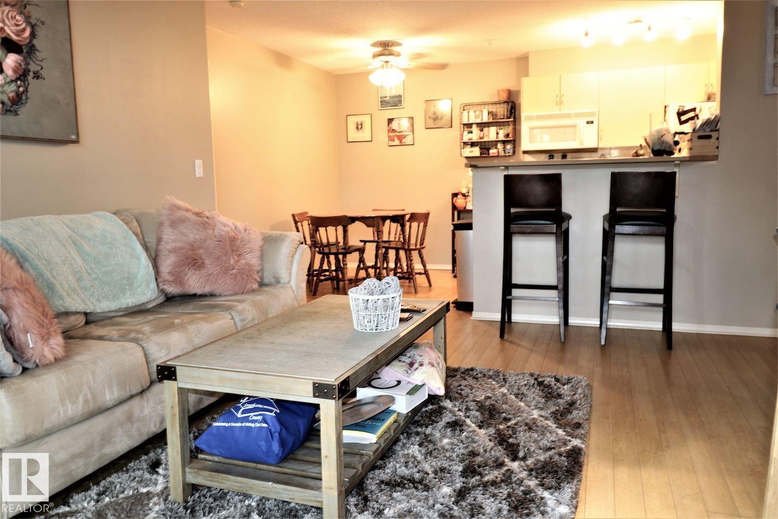 117 17003 67 Avenue, Edmonton, AB - Indoor Photo Showing Living Room