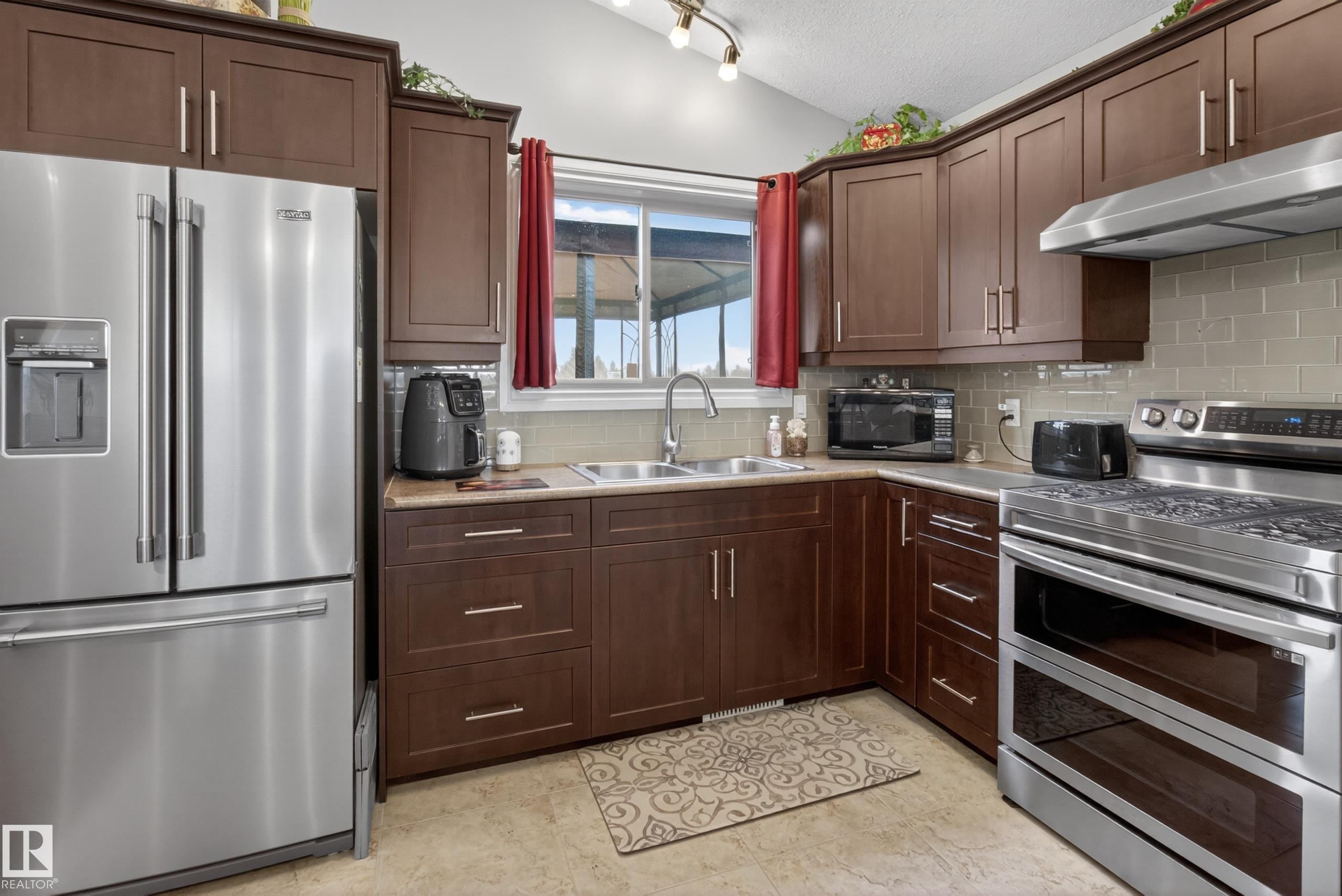 21 Beaverhill View Cr, Tofield, AB - Indoor Photo Showing Kitchen With Stainless Steel Kitchen With Double Sink