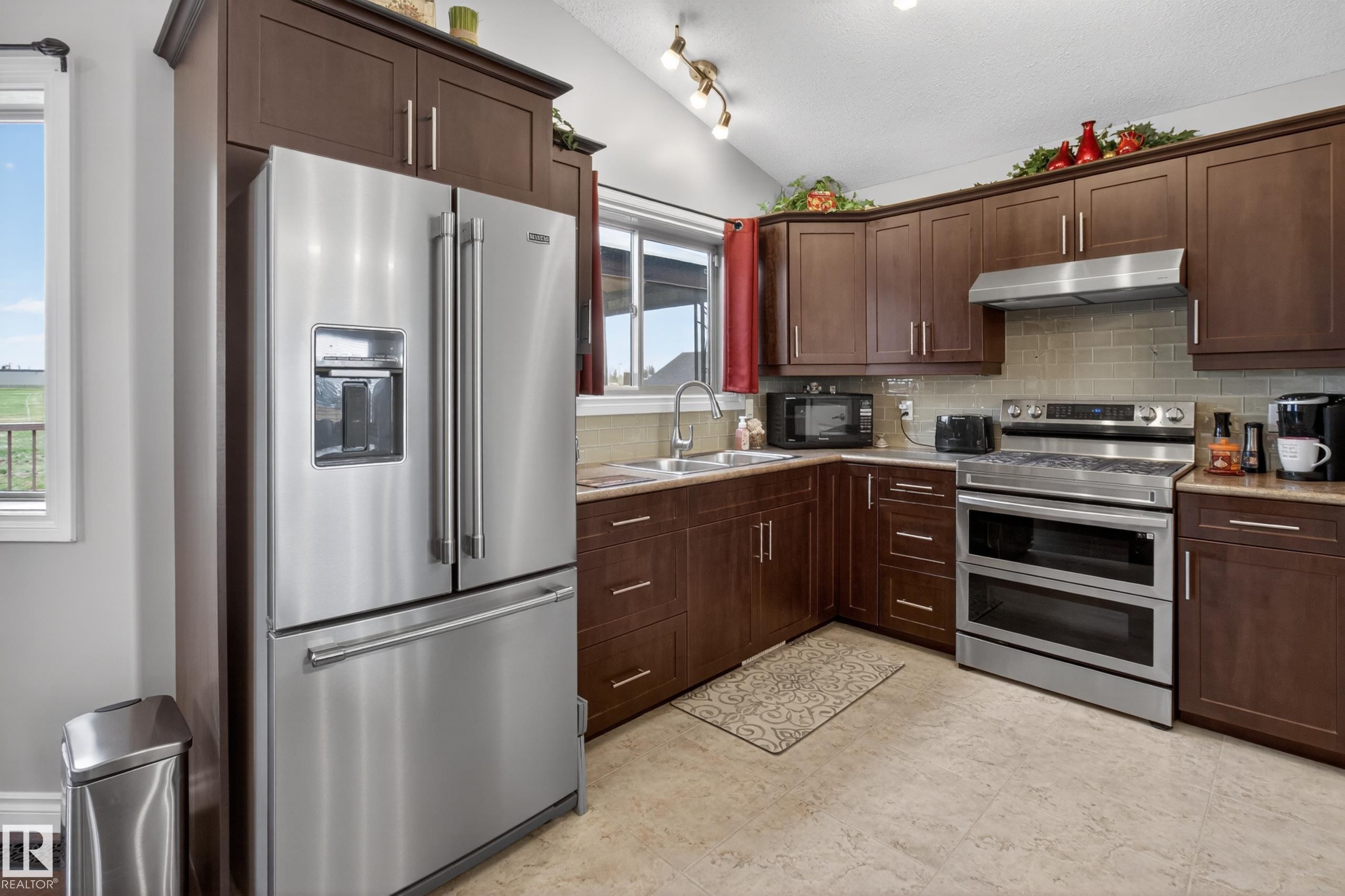 21 Beaverhill View Cr, Tofield, AB - Indoor Photo Showing Kitchen With Stainless Steel Kitchen With Double Sink