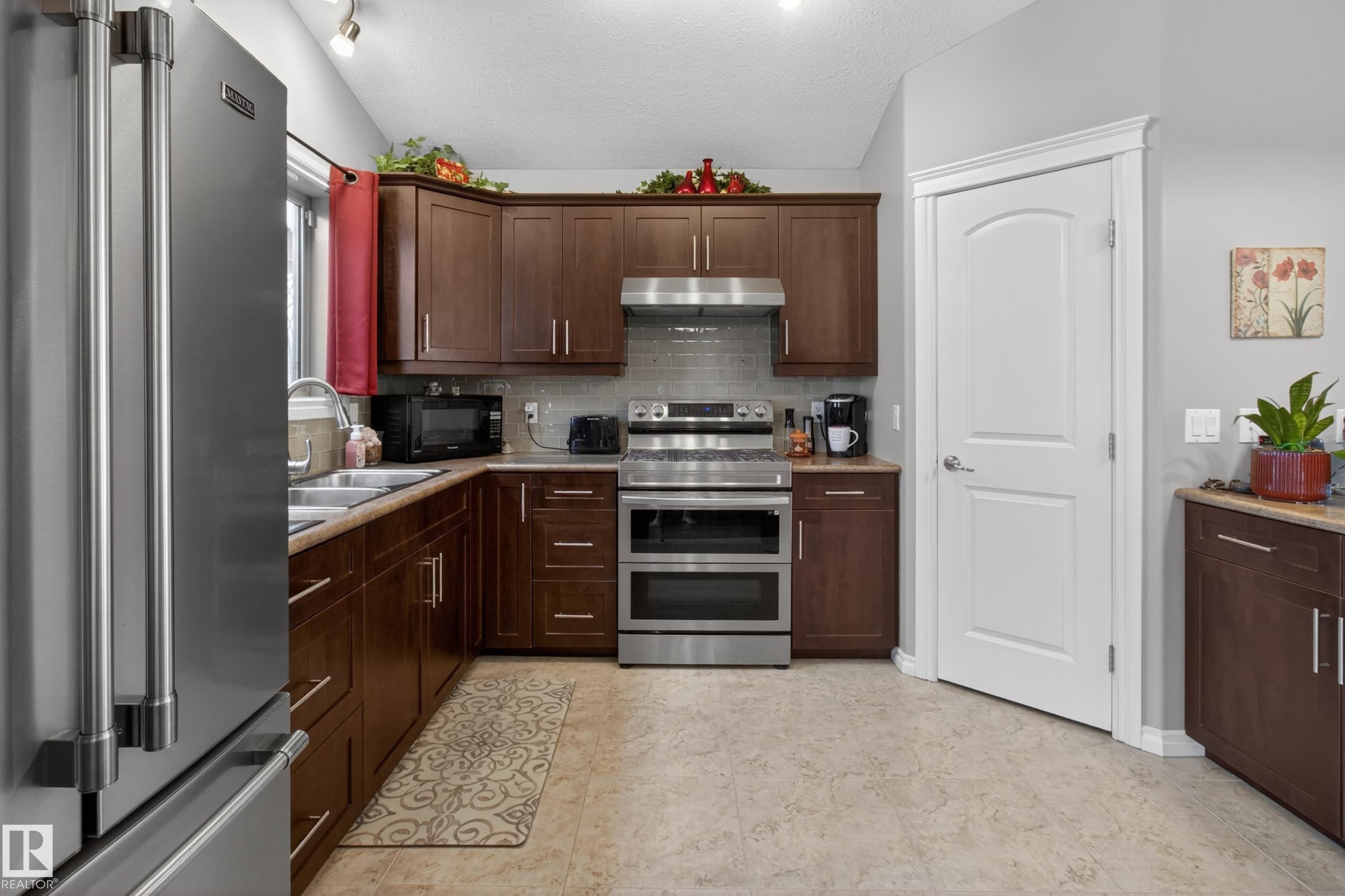 21 Beaverhill View Cr, Tofield, AB - Indoor Photo Showing Kitchen With Stainless Steel Kitchen With Double Sink