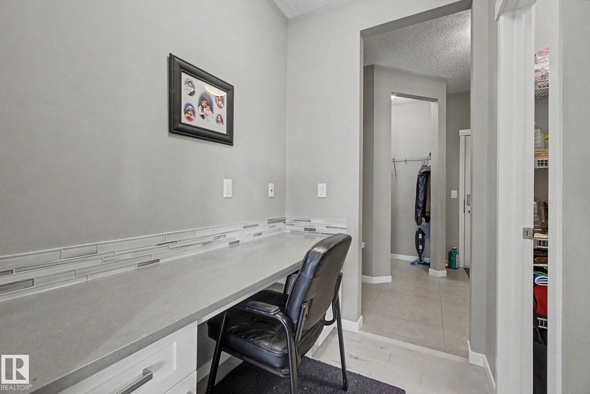 2233 56 Street Sw, Edmonton, AB - Indoor