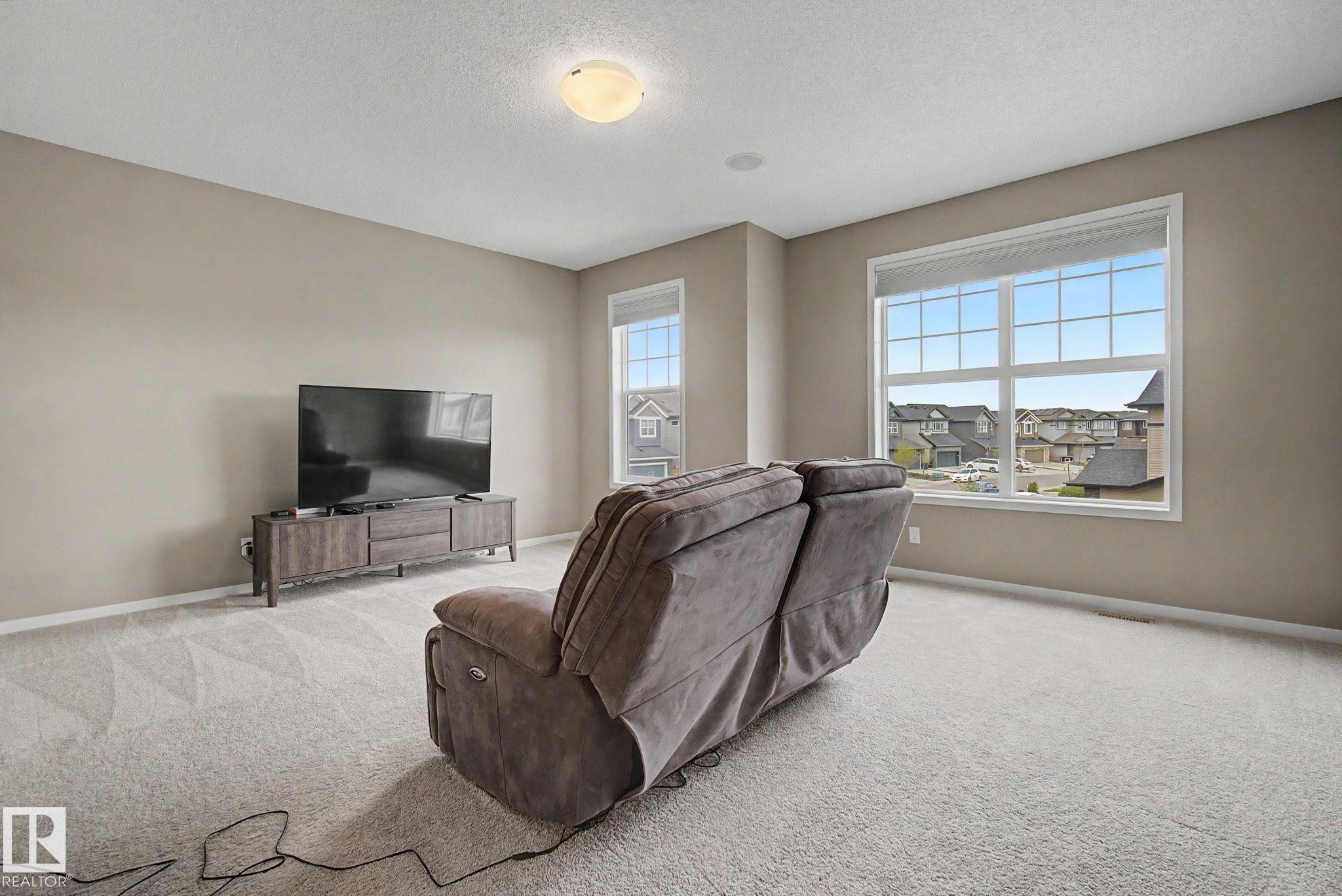 2233 56 Street Sw, Edmonton, AB - Indoor Photo Showing Living Room