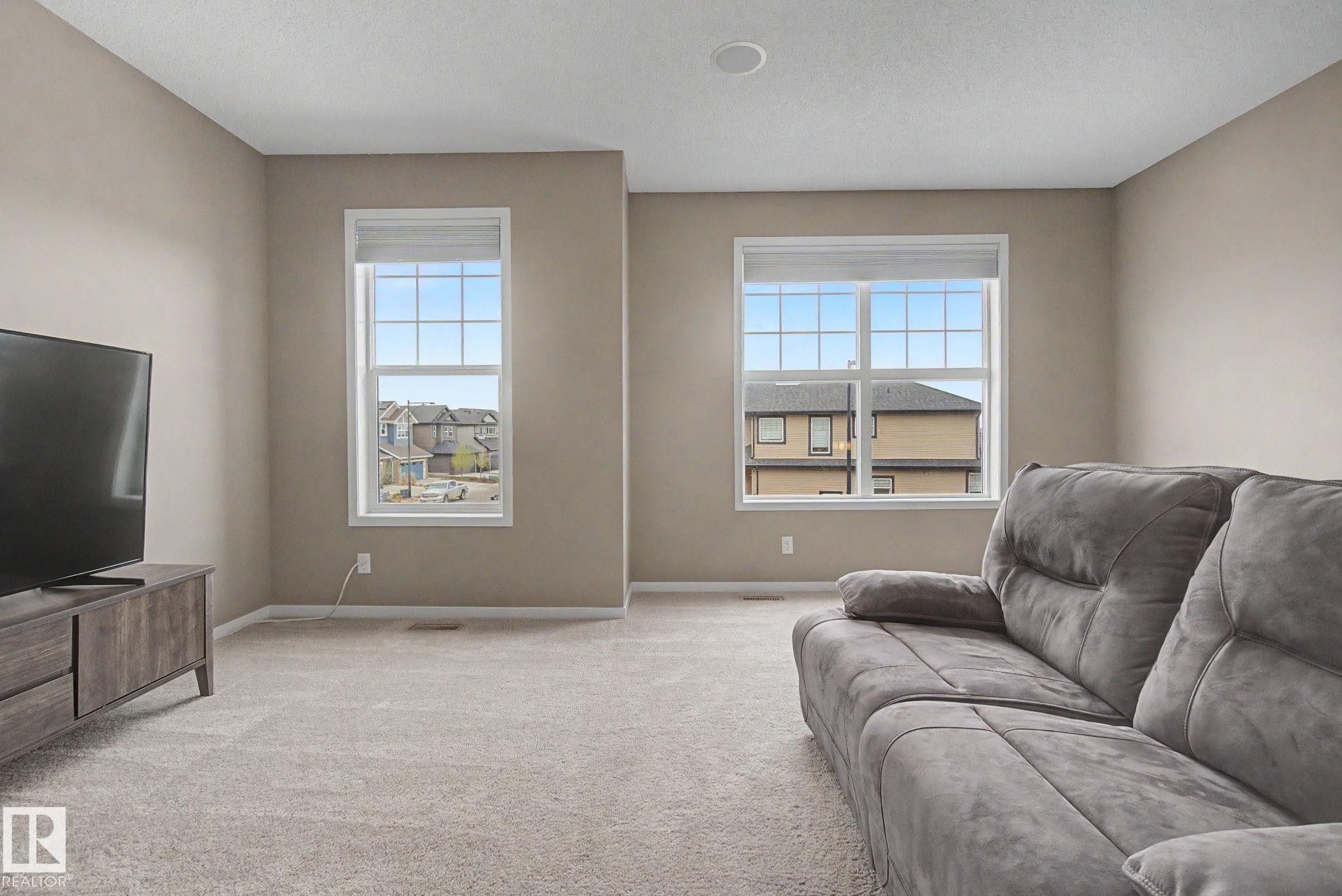 2233 56 Street Sw, Edmonton, AB - Indoor Photo Showing Other Room