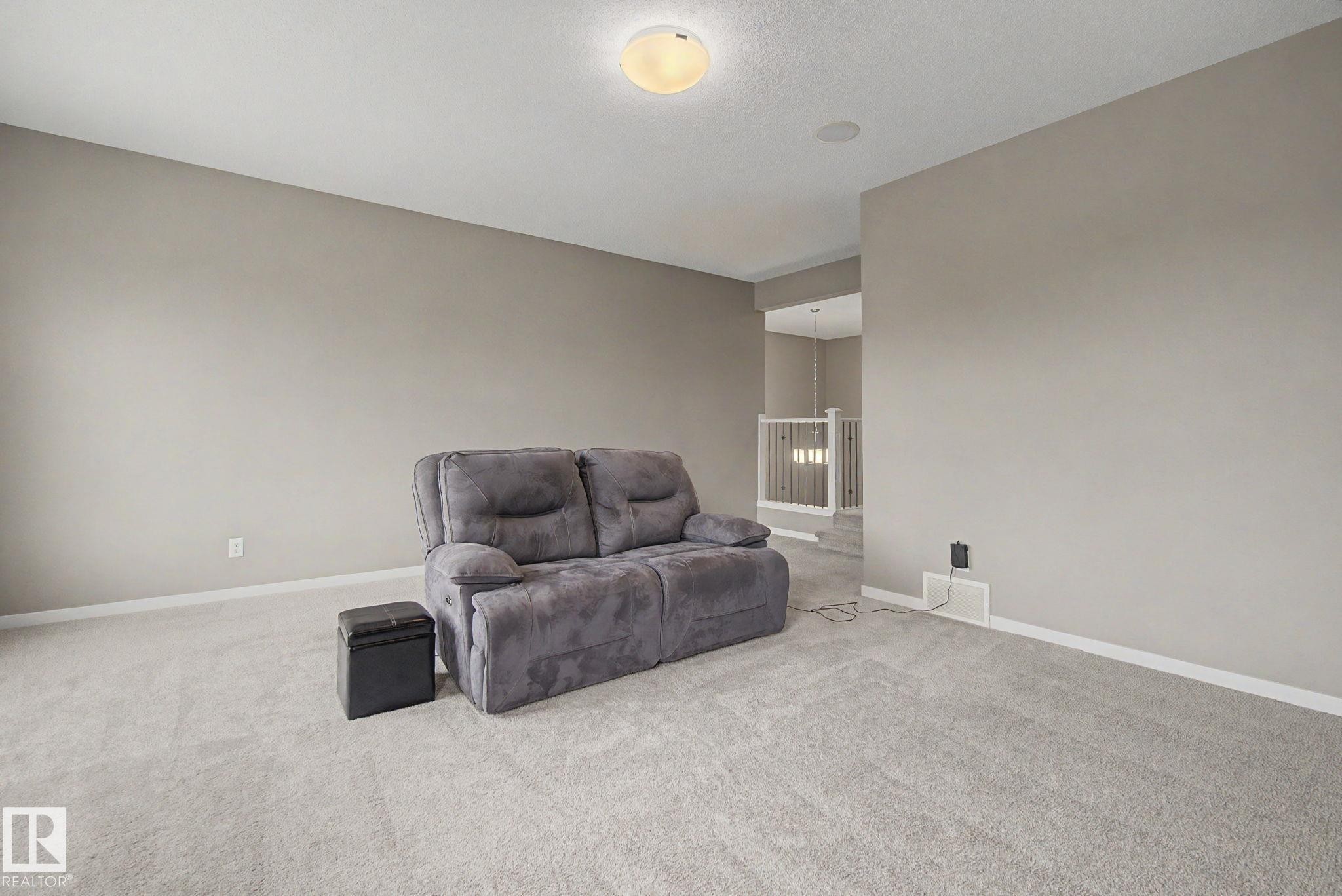 2233 56 Street Sw, Edmonton, AB - Indoor