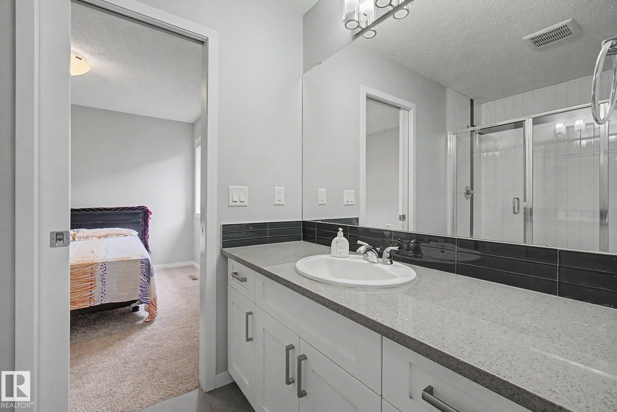 2233 56 Street Sw, Edmonton, AB - Indoor Photo Showing Bathroom