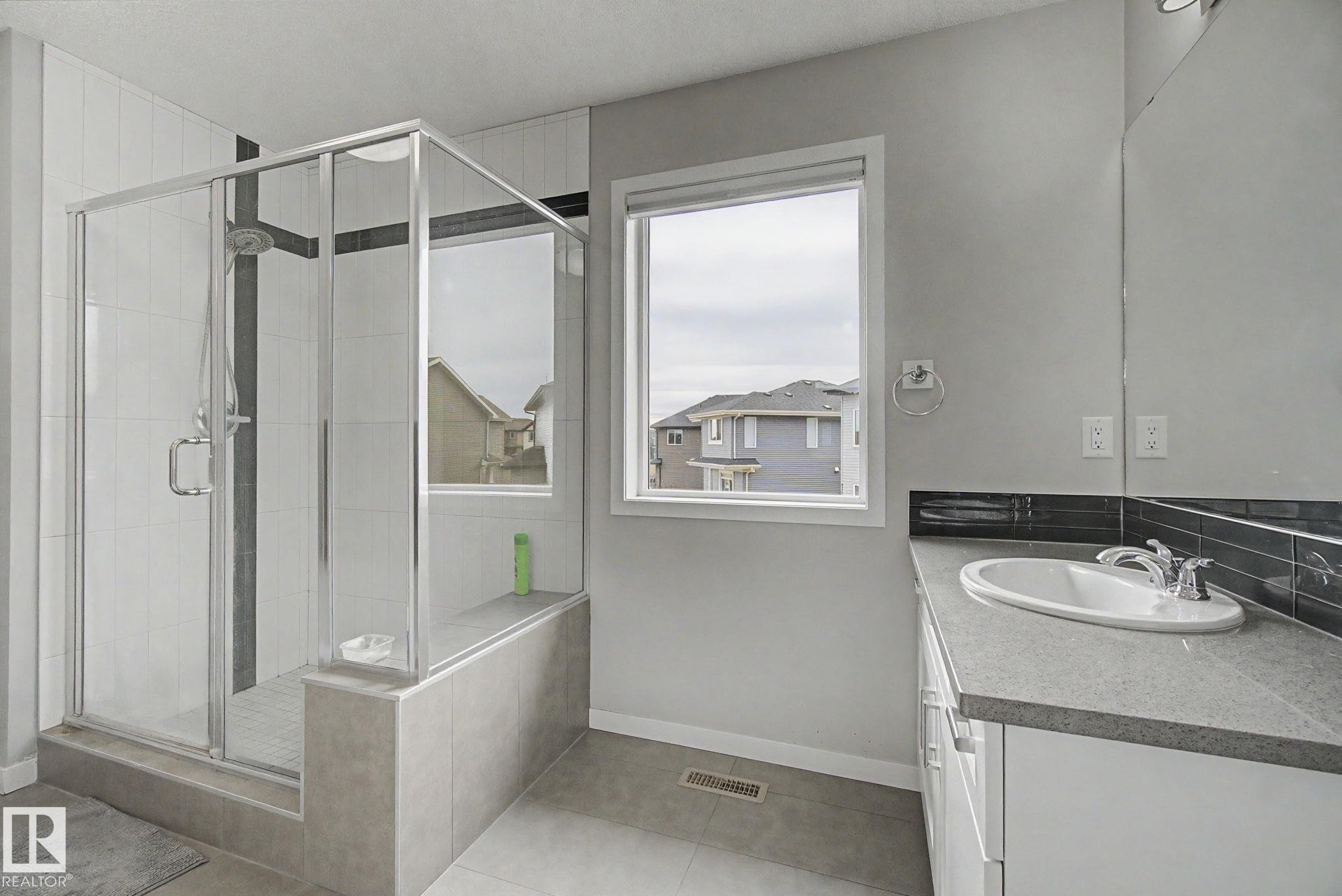 2233 56 Street Sw, Edmonton, AB - Indoor Photo Showing Bathroom