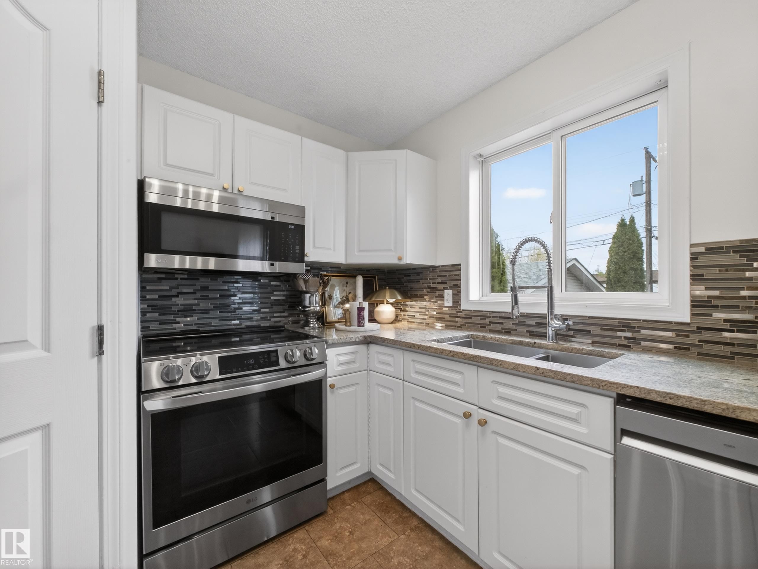 7211 78 Ave, Edmonton, AB - Indoor Photo Showing Kitchen With Double Sink
