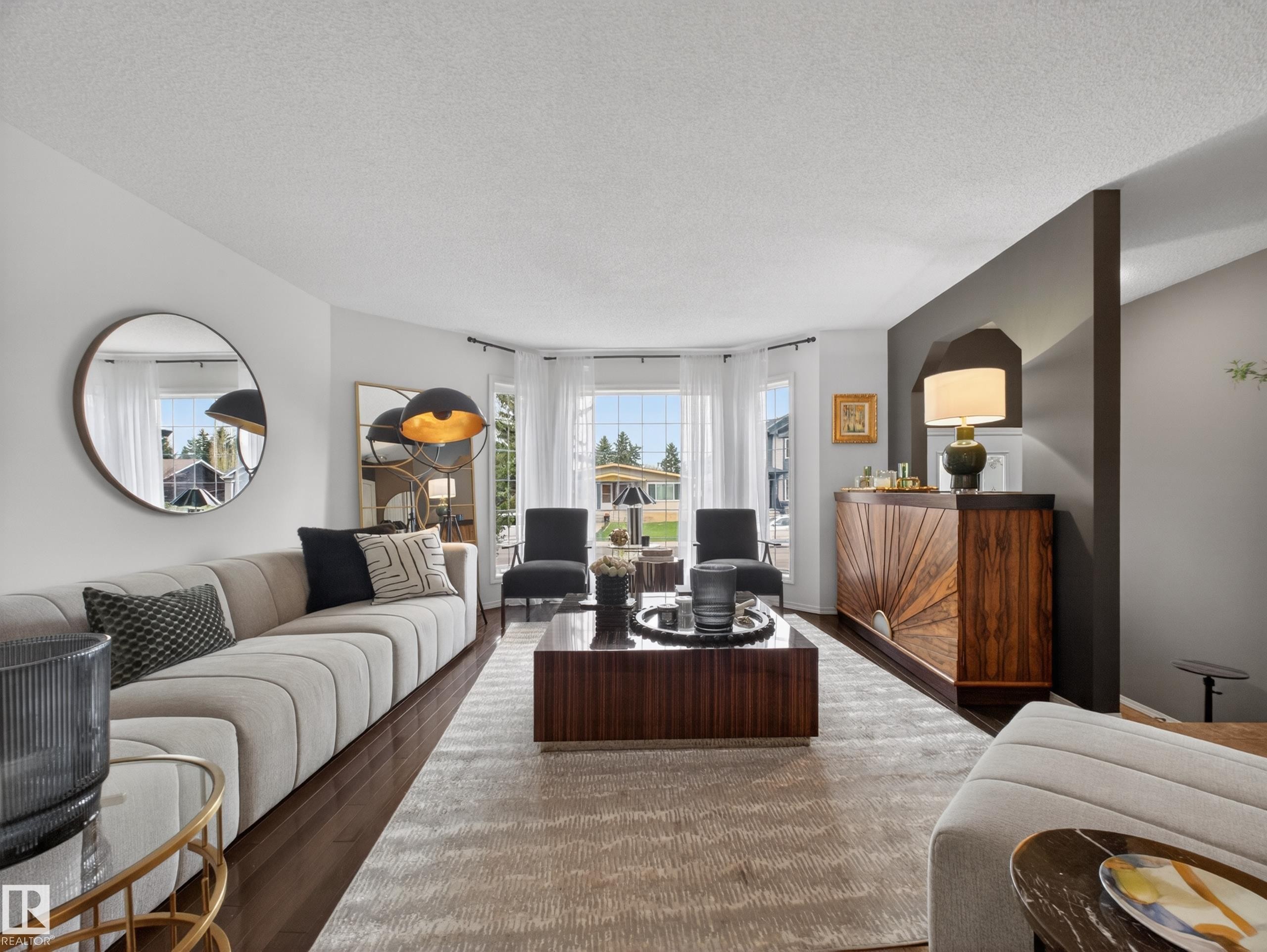 7211 78 Ave, Edmonton, AB - Indoor Photo Showing Living Room