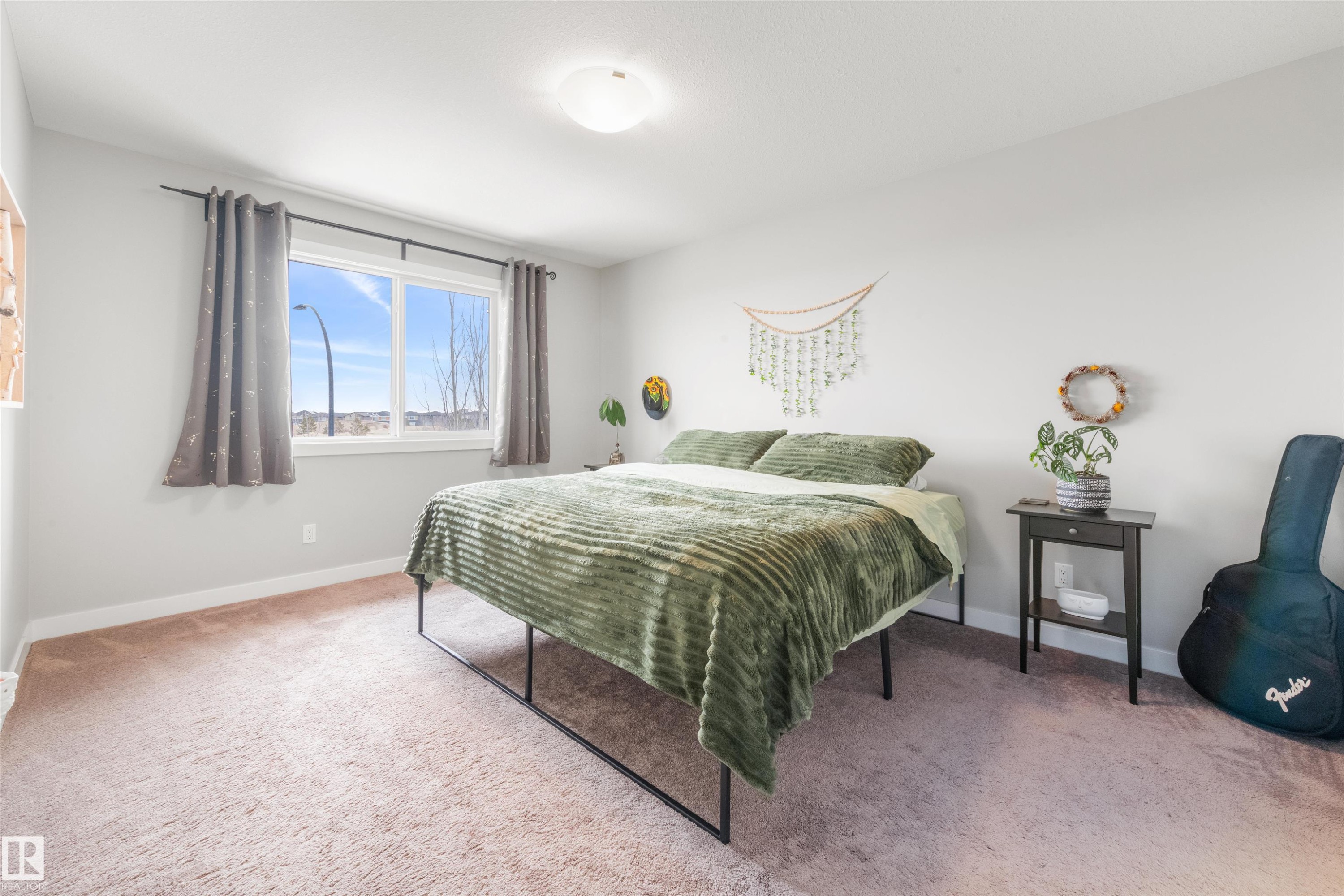 This room features light-colored walls and soft carpeting - 607 40 Street Sw, Edmonton, AB - Indoor Photo Showing Bedroom