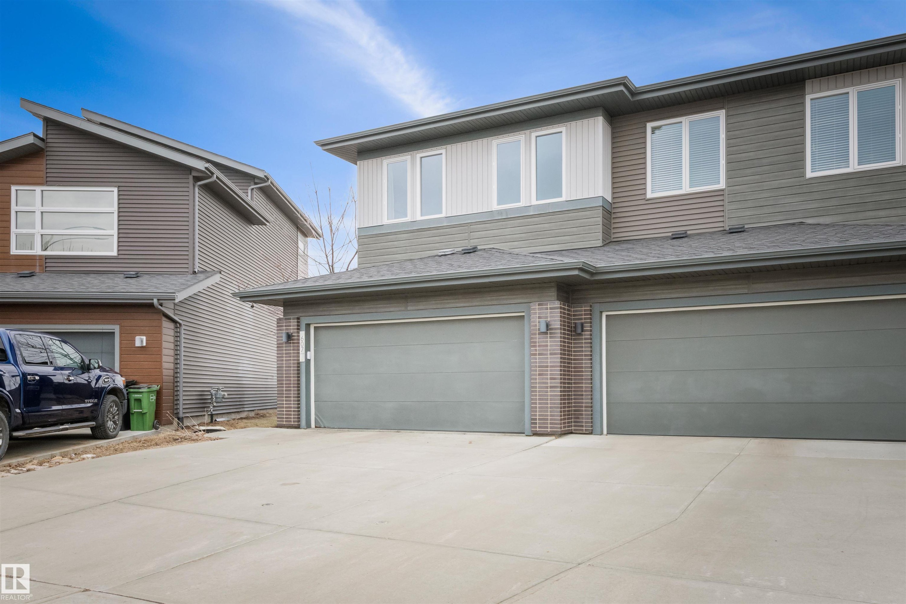 The property features modern architectural design with a blend of siding and brick accents - 607 40 Street Sw, Edmonton, AB - Outdoor