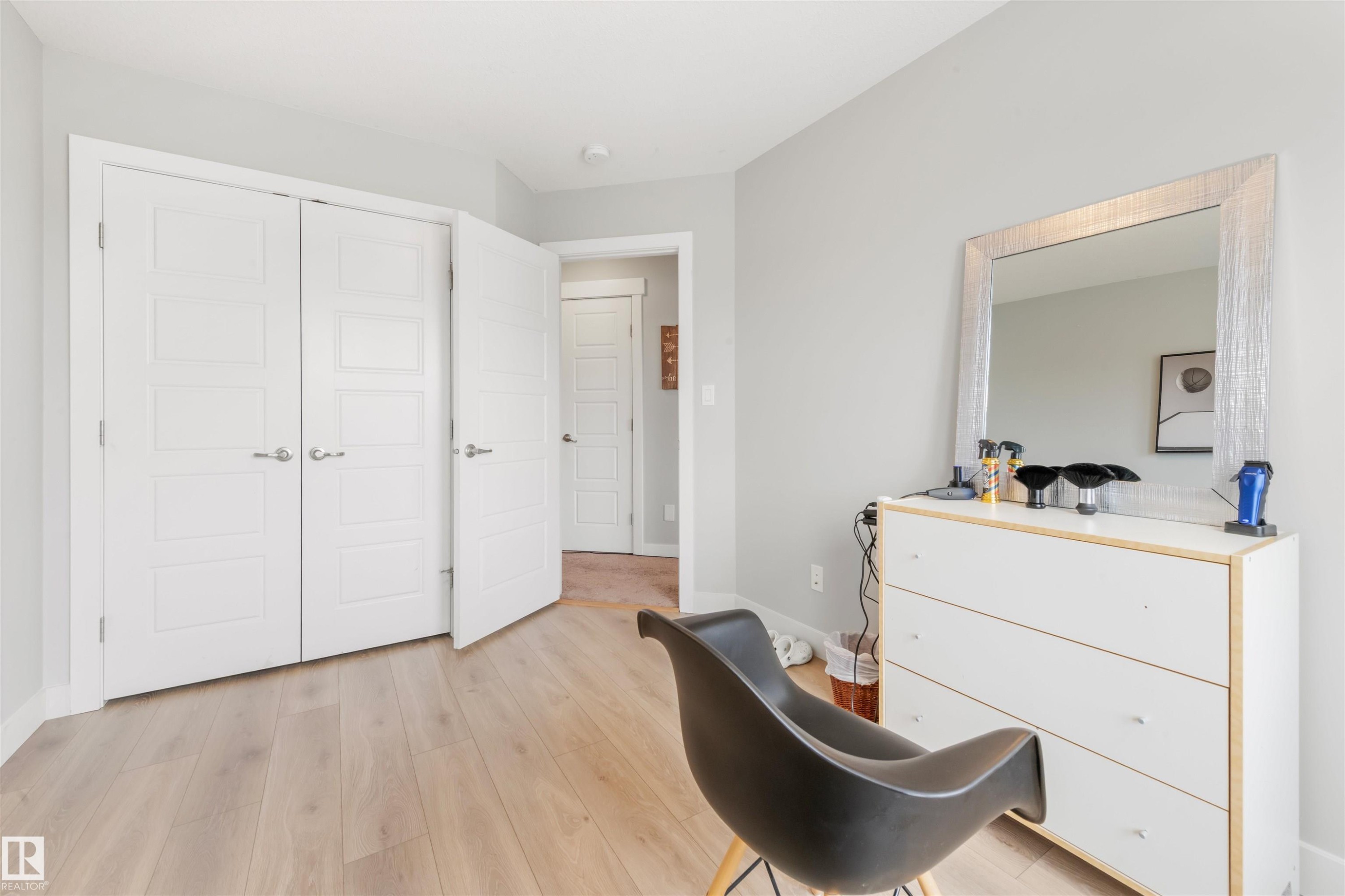 This room features light hardwood flooring and light gray walls - 607 40 Street Sw, Edmonton, AB - Indoor