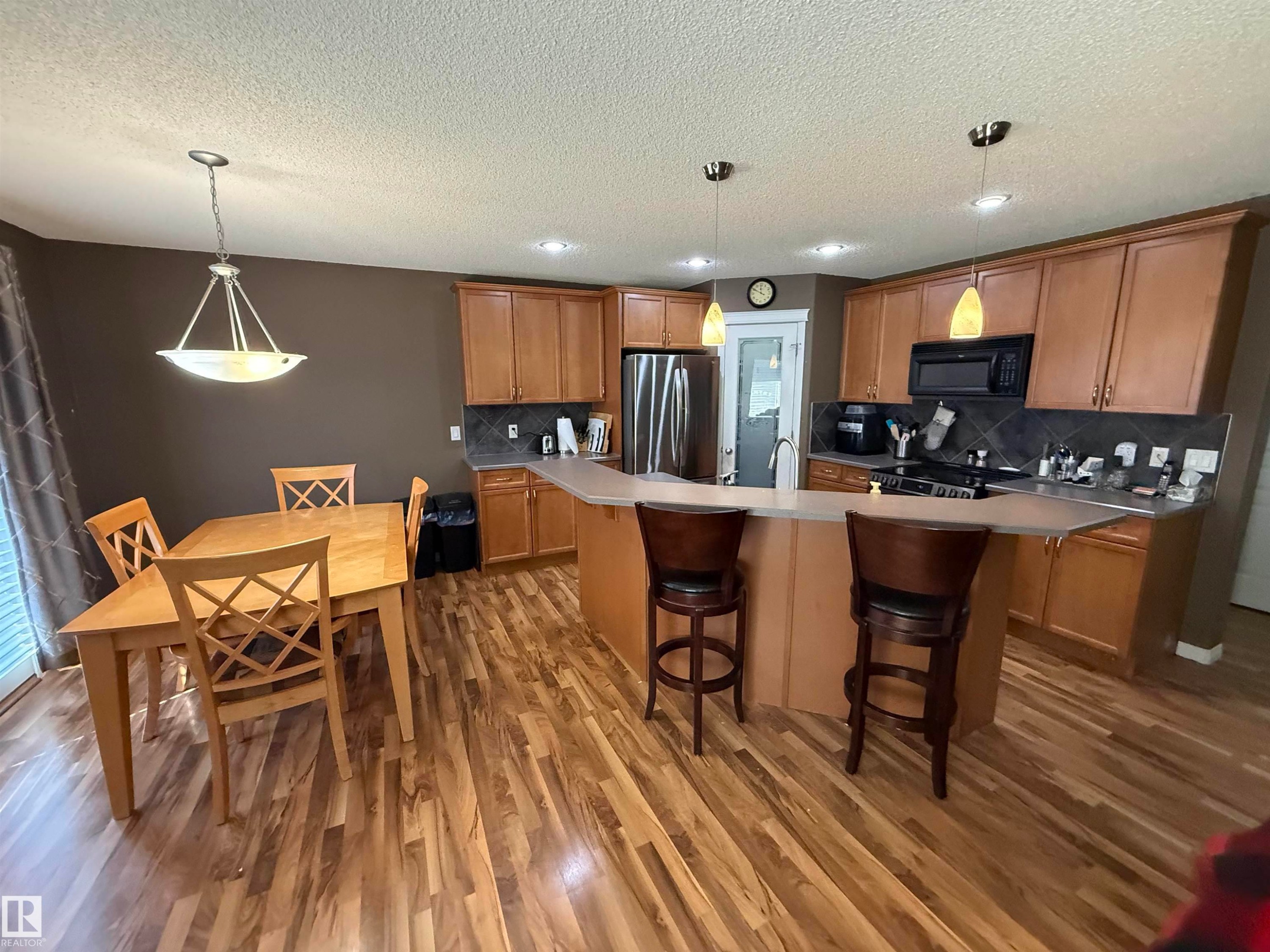 21113 92A Avenue, Edmonton, AB - Indoor