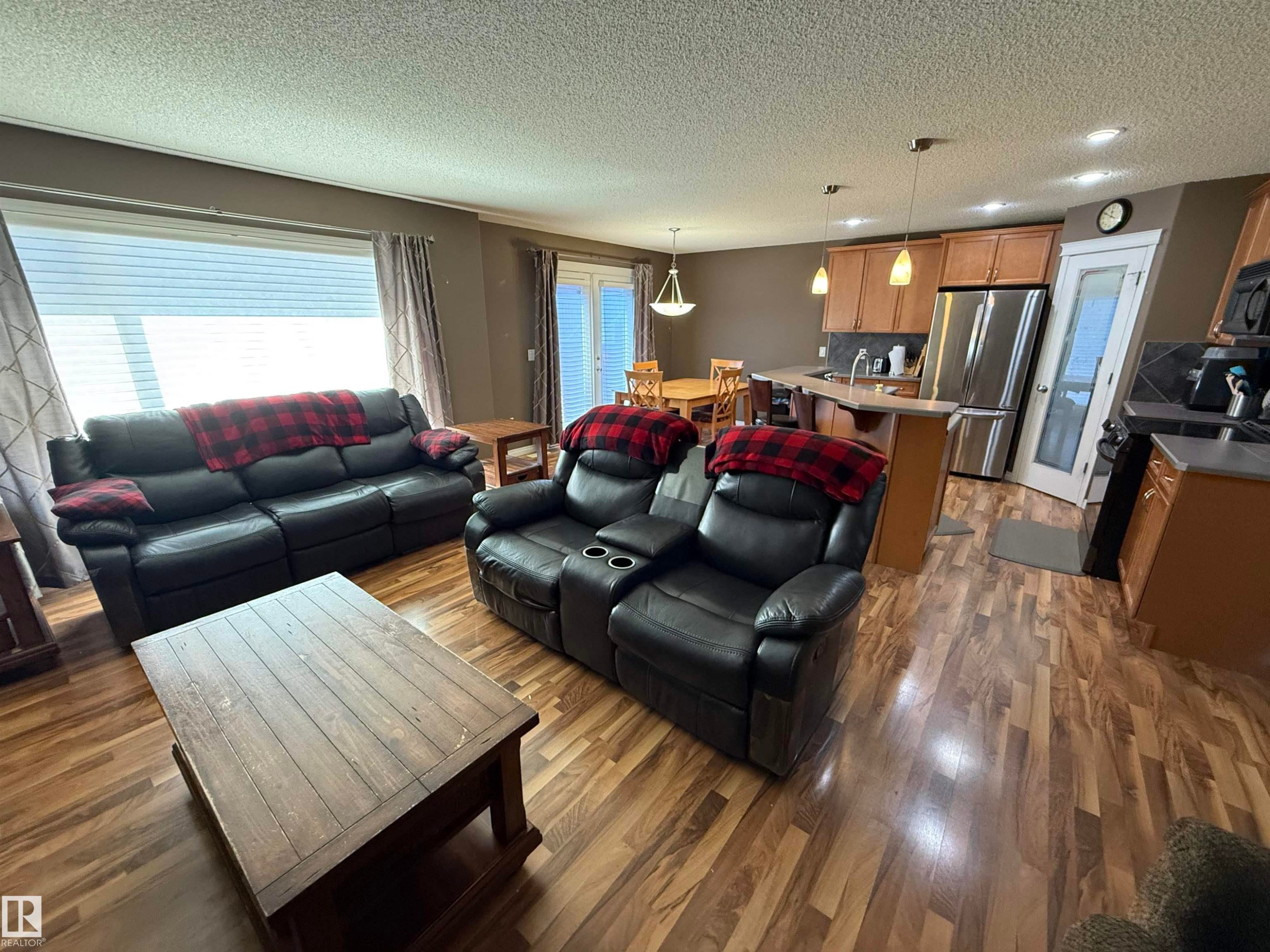 21113 92A Avenue, Edmonton, AB - Indoor Photo Showing Living Room