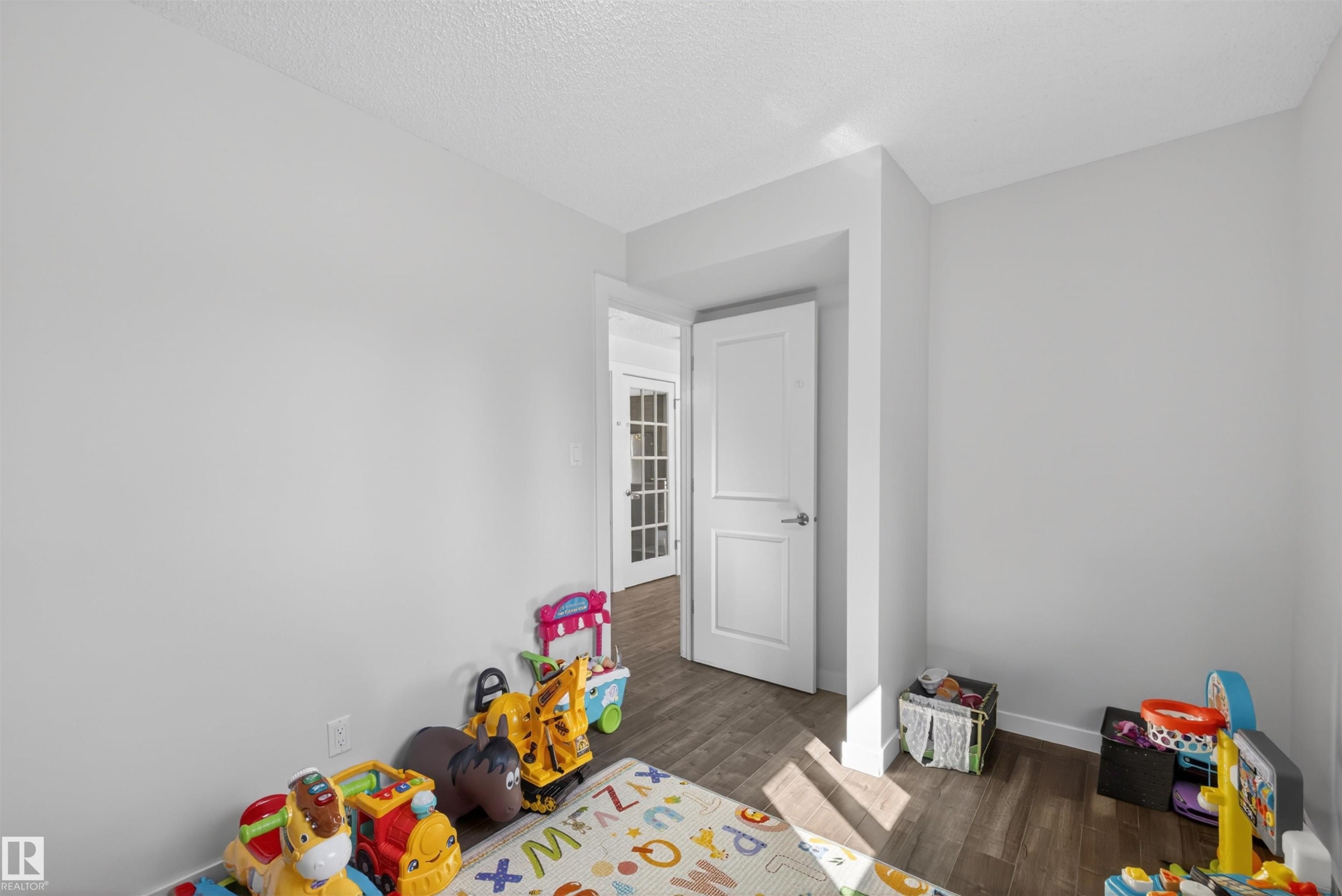 Bright room featuring wood-finish flooring and neutral wall paint - 15251 88A Street, Edmonton, AB - Indoor Photo Showing Bedroom