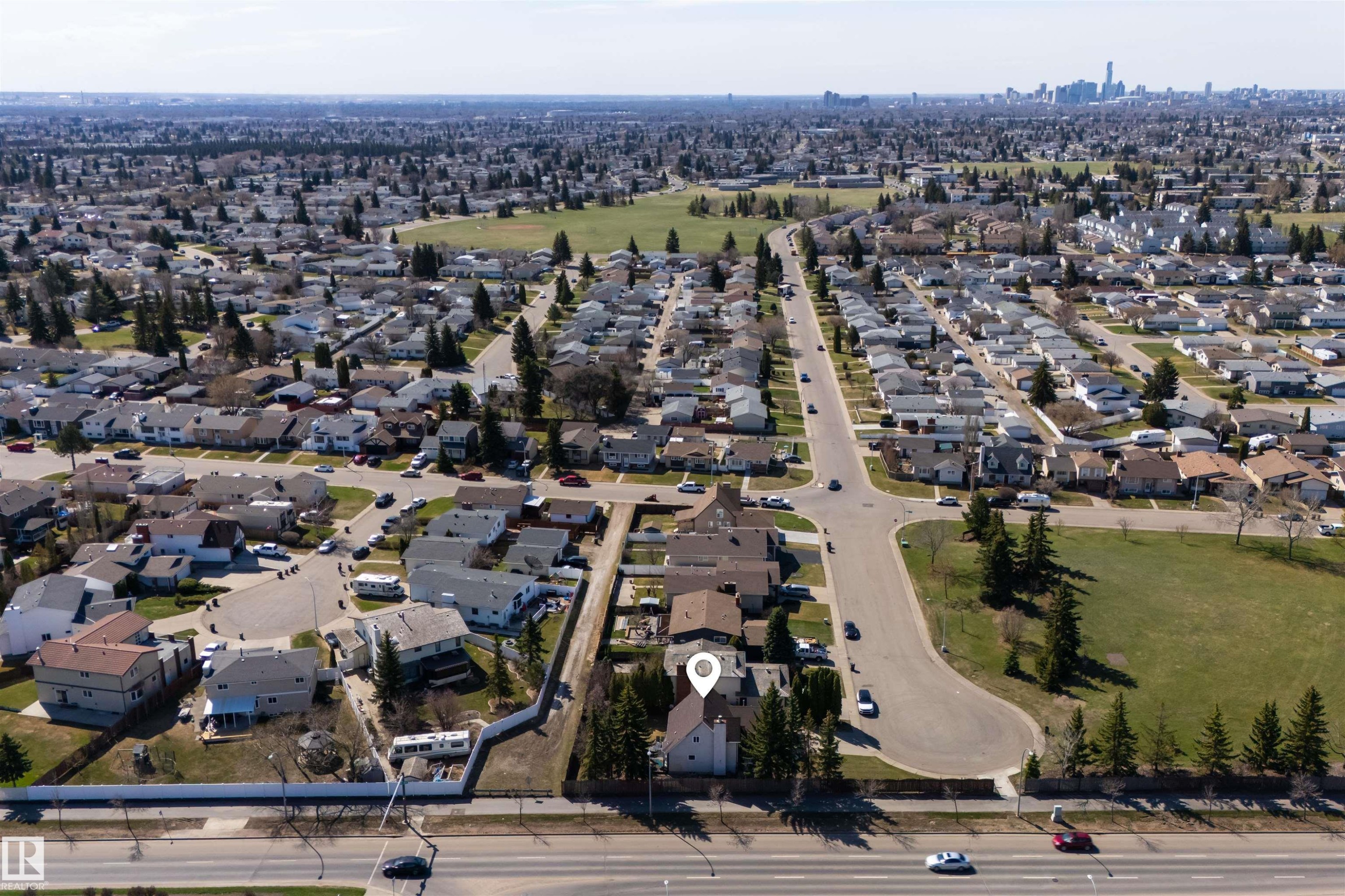 Residential neighborhood featuring extensive green spaces - 15251 88A Street, Edmonton, AB - Outdoor With View