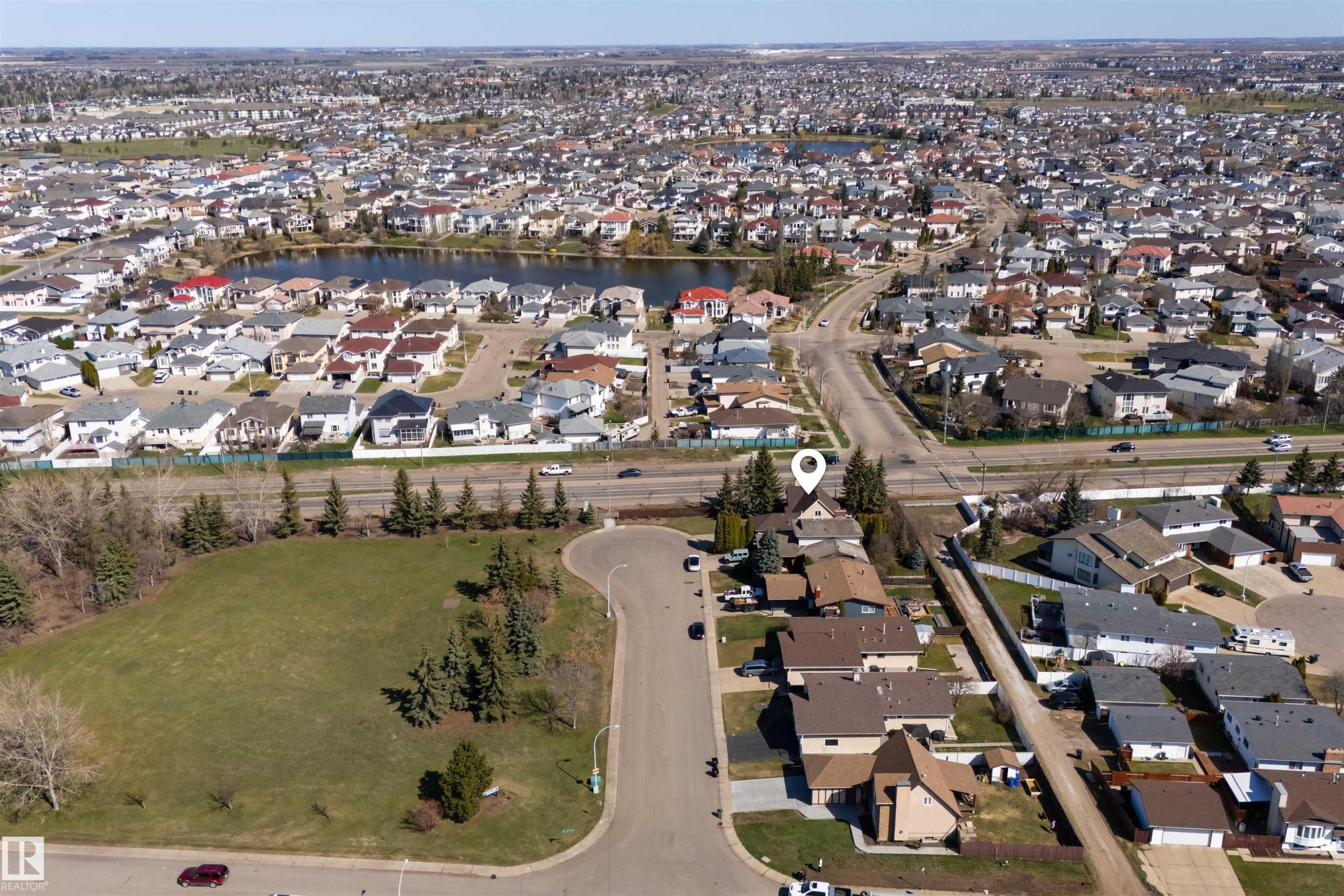 Aerial perspective highlighting a residential development with a central body of water - 15251 88A Street, Edmonton, AB - Outdoor With View