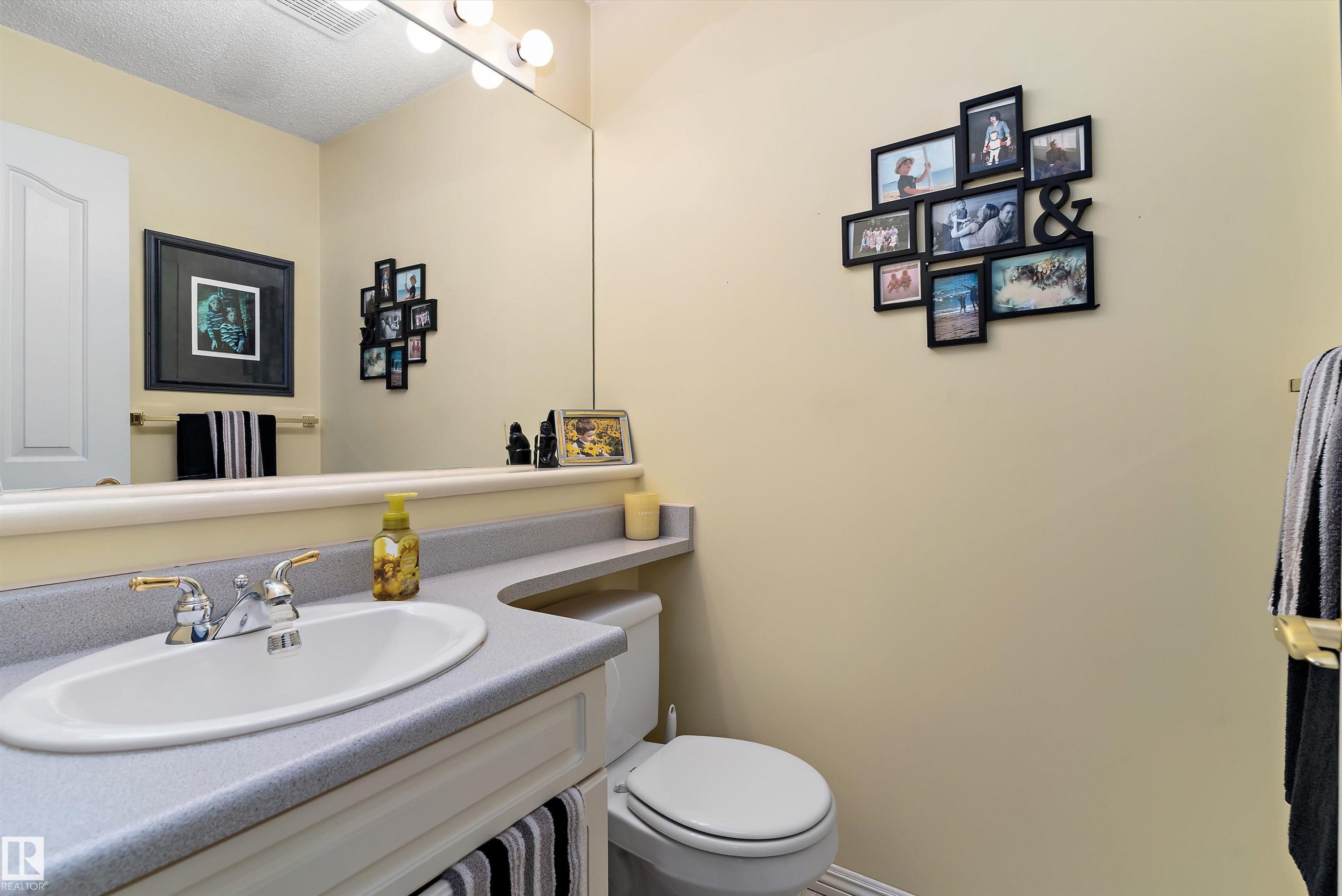 26 2419 133 Avenue, Edmonton, AB - Indoor Photo Showing Bathroom