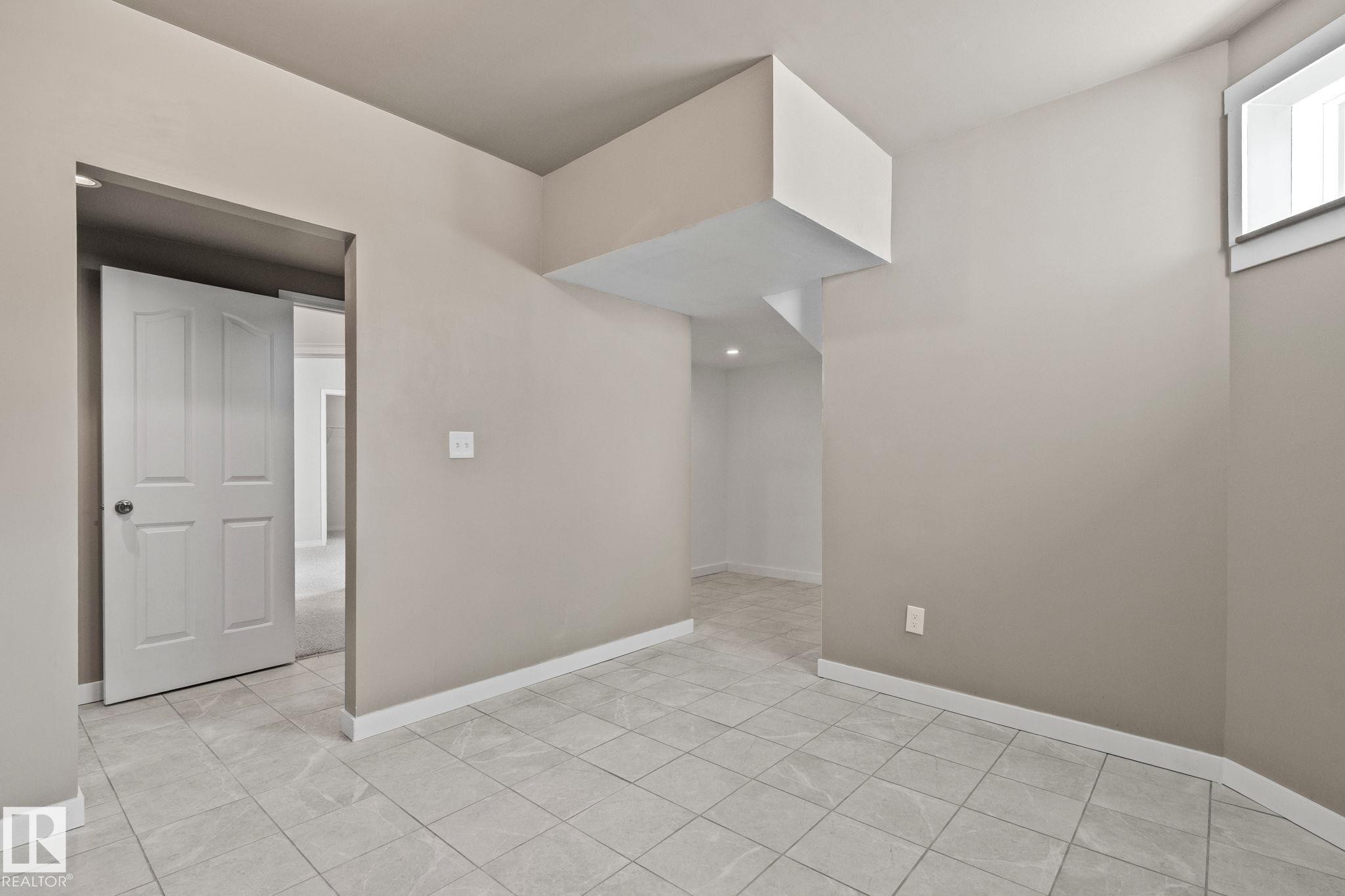 522 Hunters Way, Edmonton, AB - Indoor Photo Showing Other Room