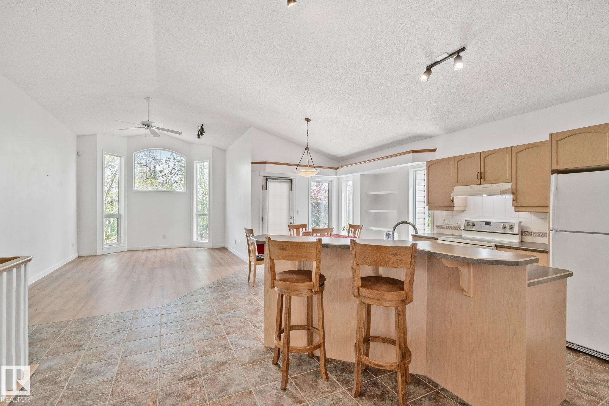 522 Hunters Way, Edmonton, AB - Indoor Photo Showing Kitchen