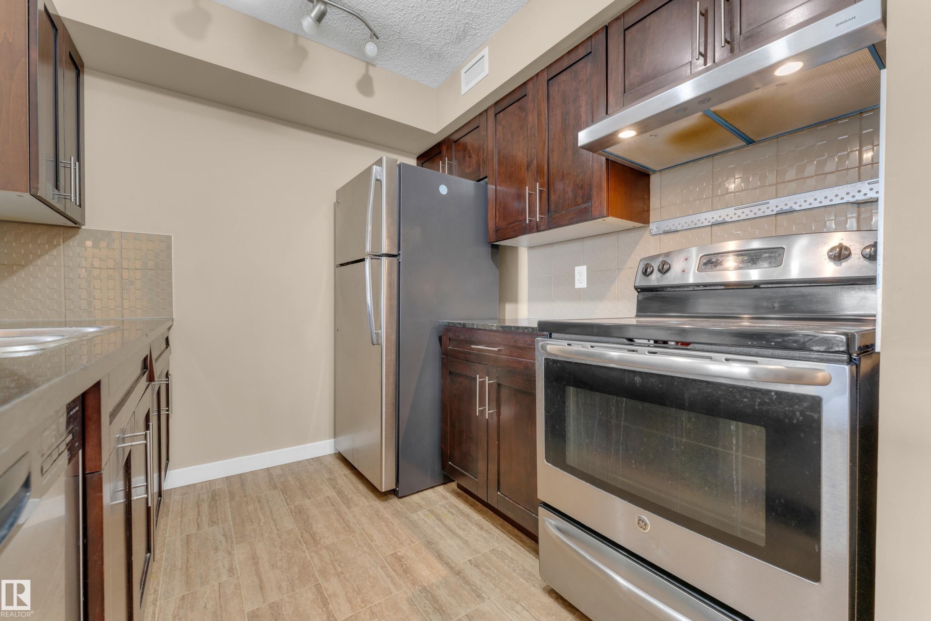 303 111 Watt Common, Edmonton, AB - Indoor Photo Showing Kitchen